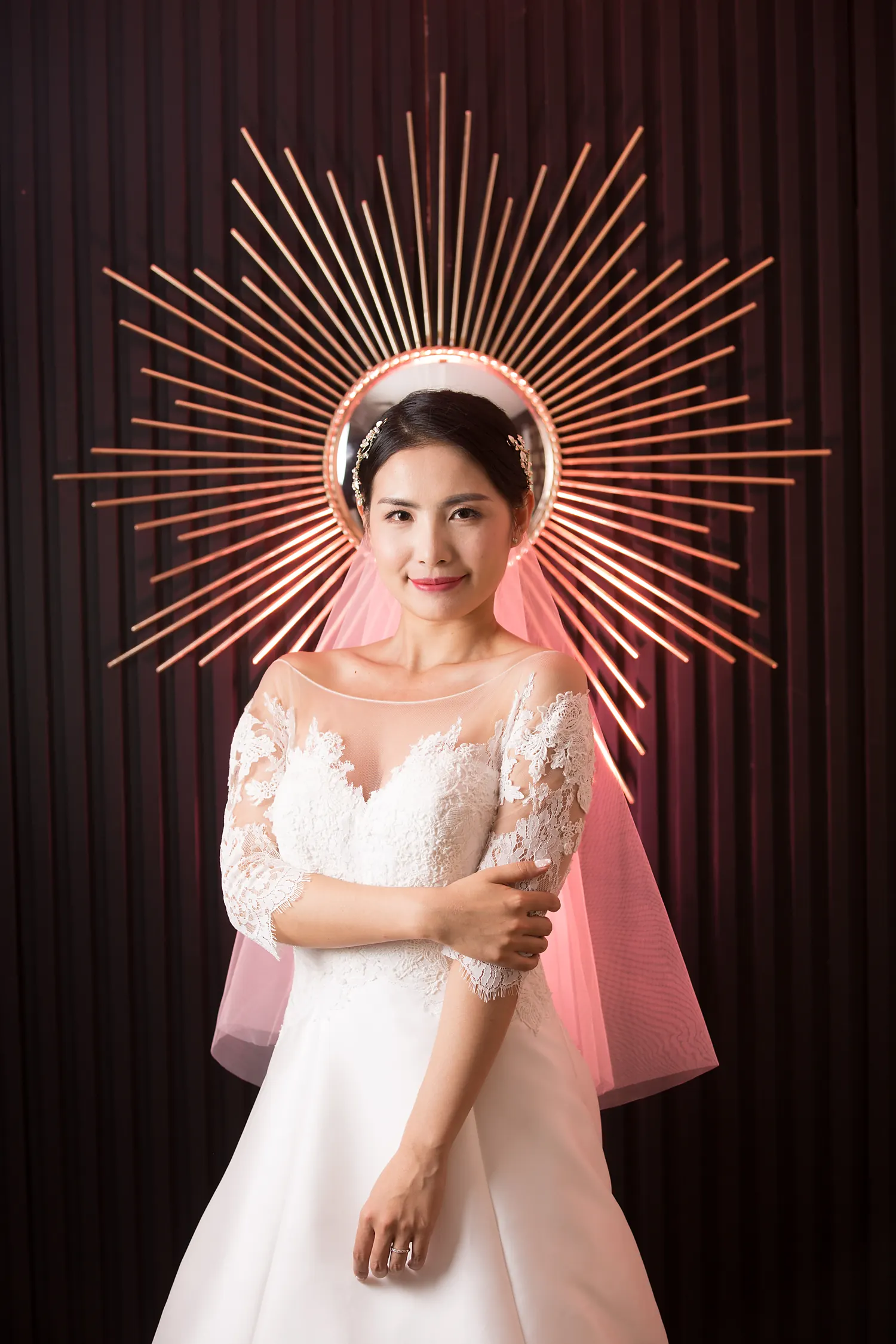 [素人新娘] 低盘发配珍珠发夹，穿着白蕾丝透视领婚纱的新娘婚礼现场实拍写真 【H934】