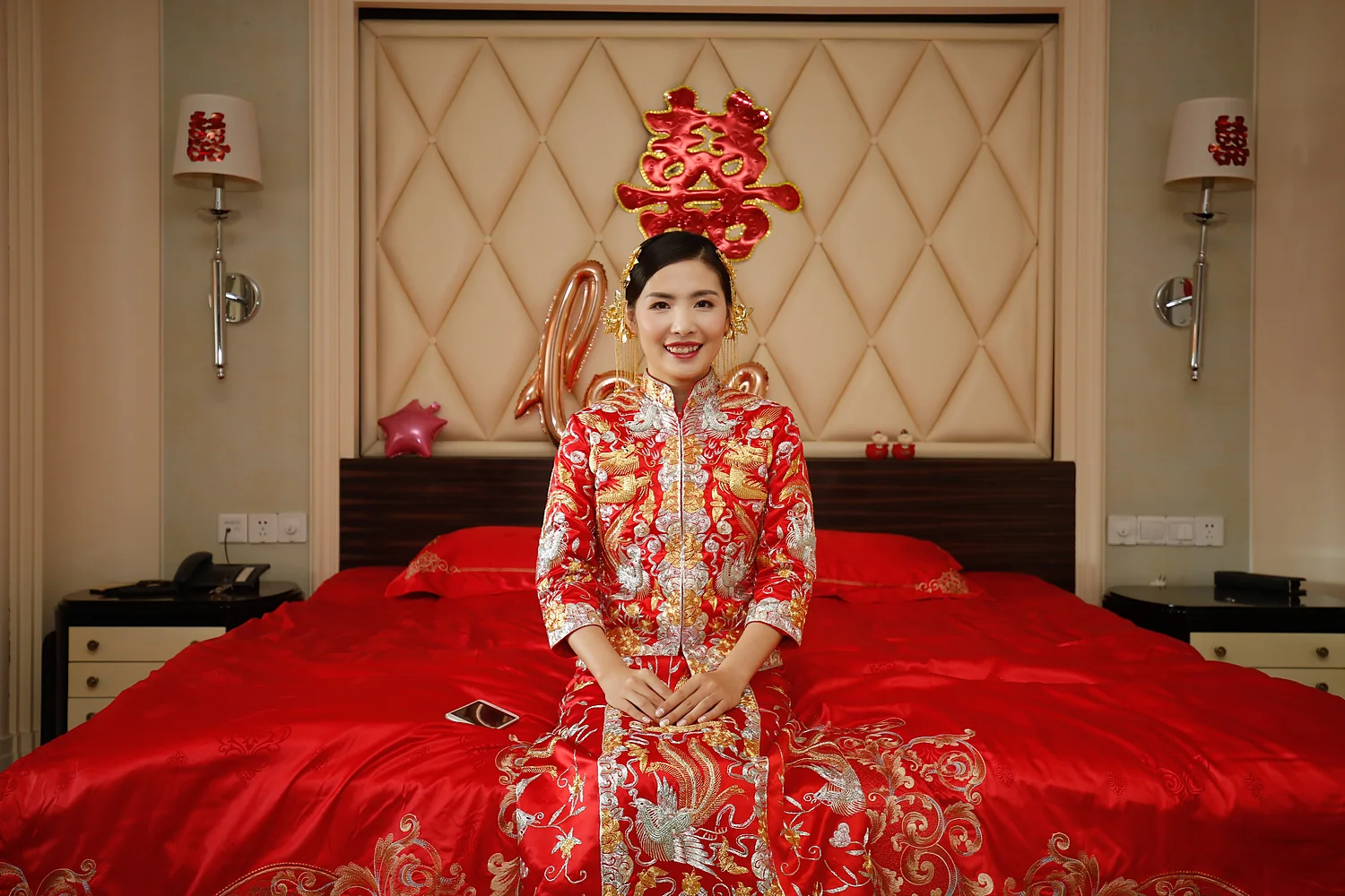[素人新娘] 低盘发配珍珠发夹，穿着白蕾丝透视领婚纱的新娘婚礼现场实拍写真 【H934】