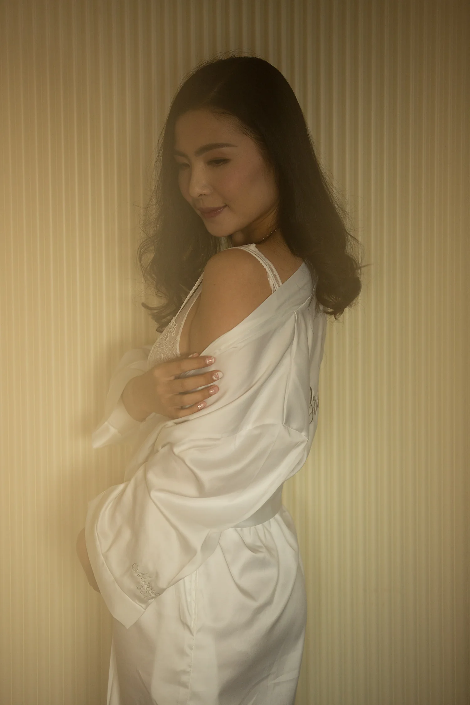 [素人新娘] 低盘发配珍珠发夹，穿着白蕾丝透视领婚纱的新娘婚礼现场实拍写真 【H934】