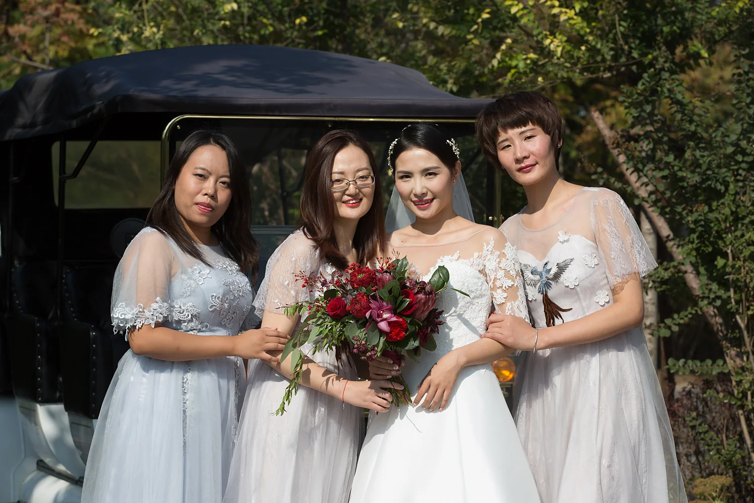 [素人新娘] 低盘发配珍珠发夹，穿着白蕾丝透视领婚纱的新娘婚礼现场实拍写真 【H934】