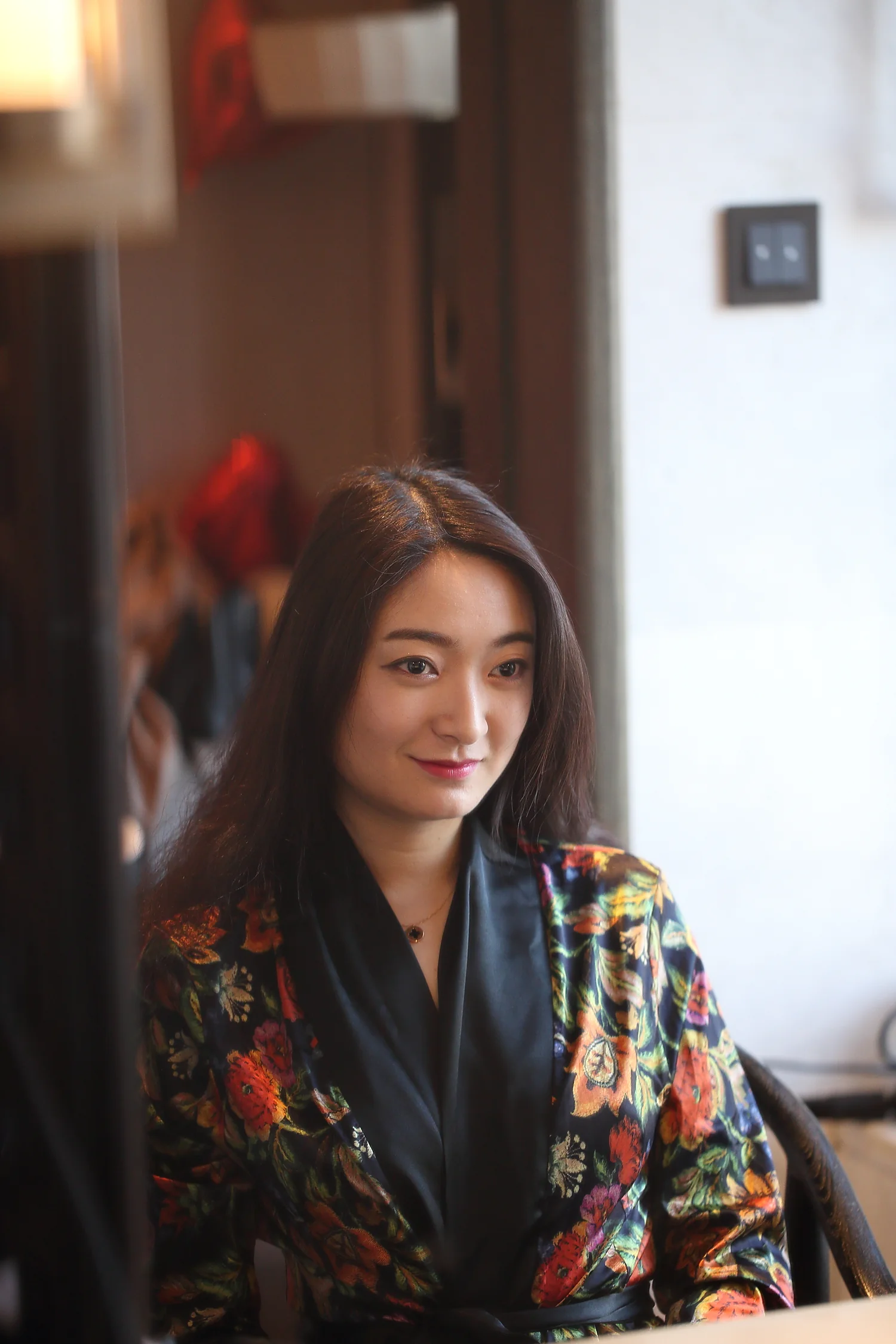 [素人新娘] 黑长直发配酒红唇，穿着黑底大花缎面睡袍的新娘婚礼现场实拍写真 【H936】