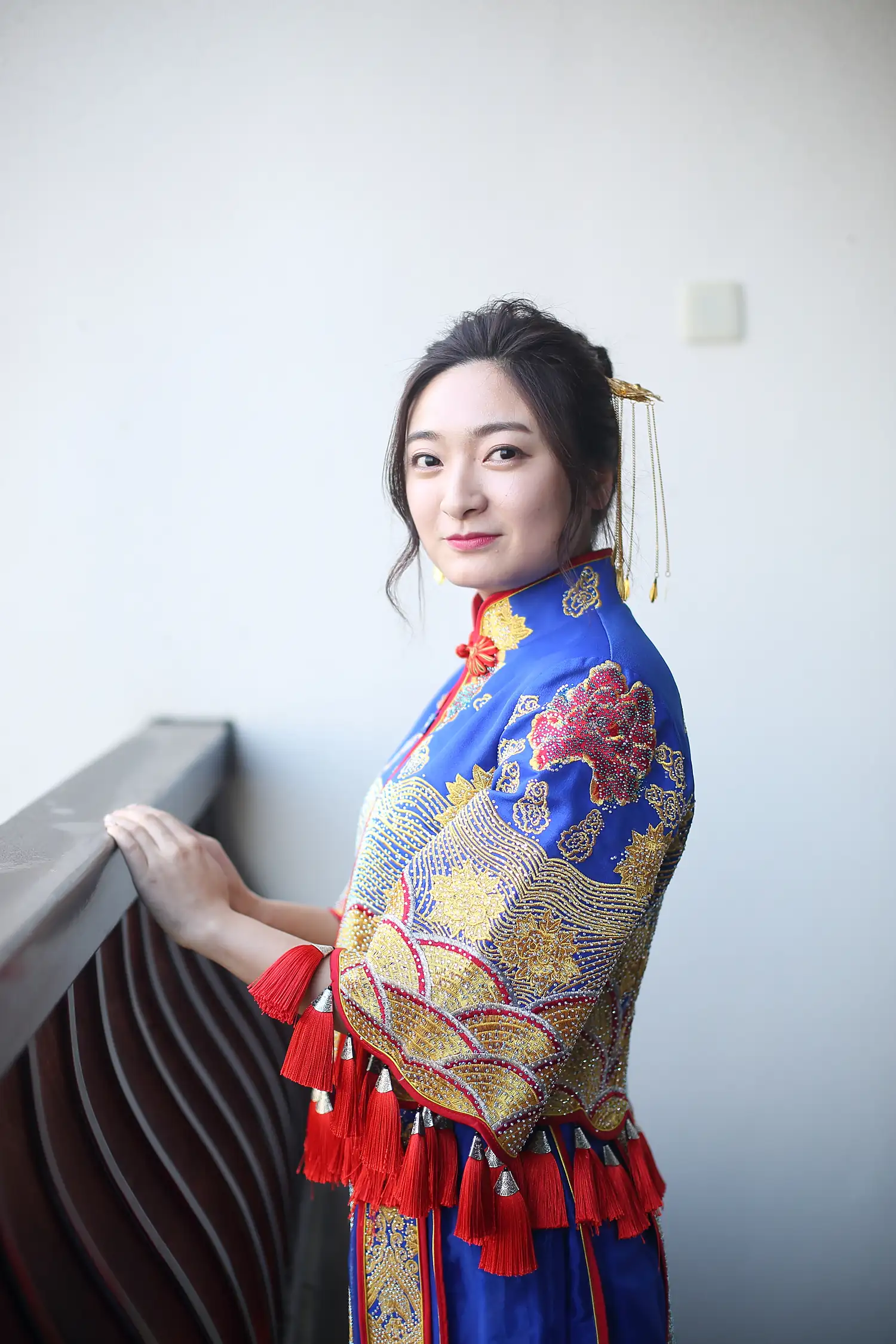 [素人新娘] 黑长直发配酒红唇，穿着黑底大花缎面睡袍的新娘婚礼现场实拍写真 【H936】