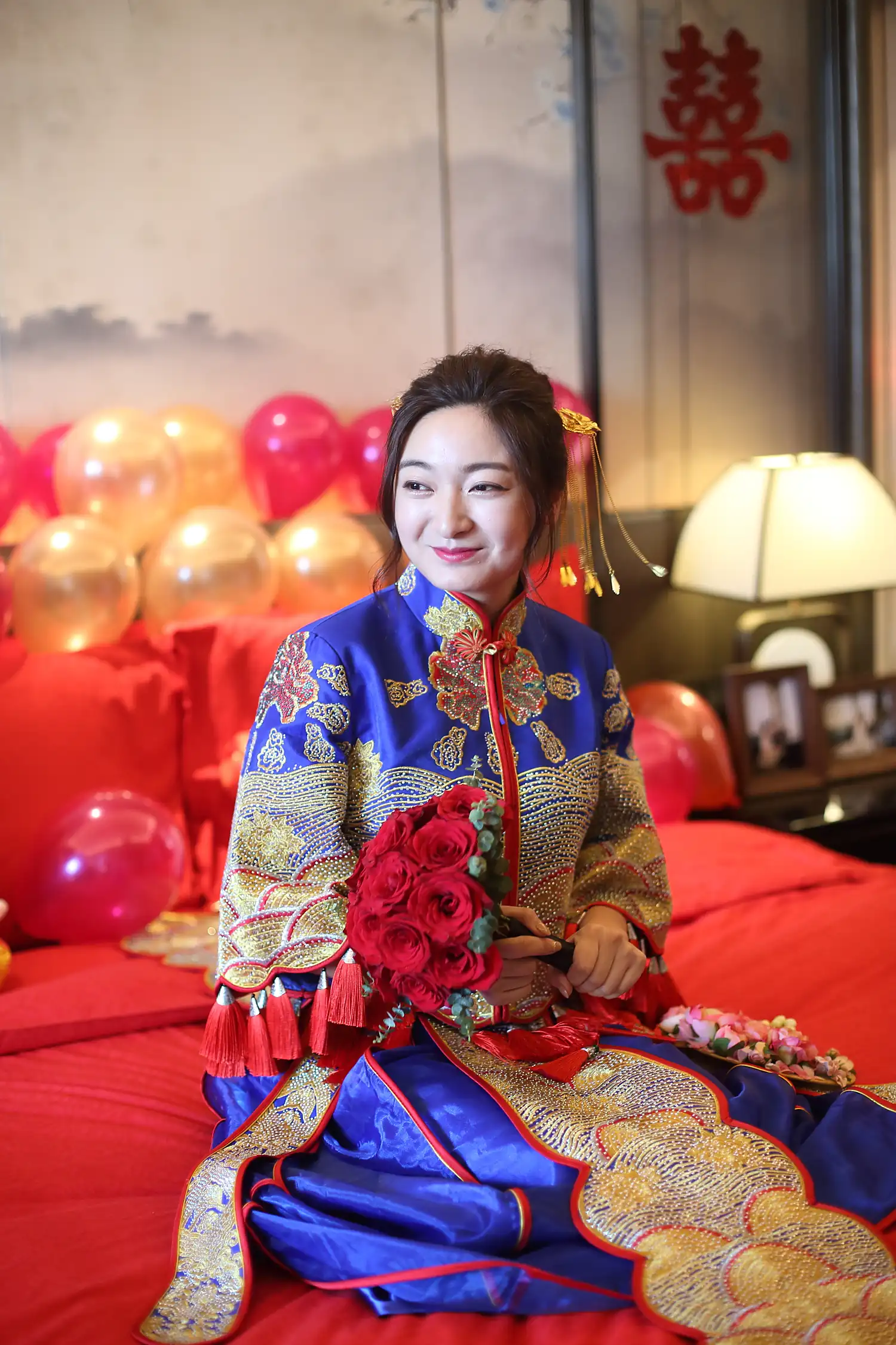 [素人新娘] 黑长直发配酒红唇，穿着黑底大花缎面睡袍的新娘婚礼现场实拍写真 【H936】