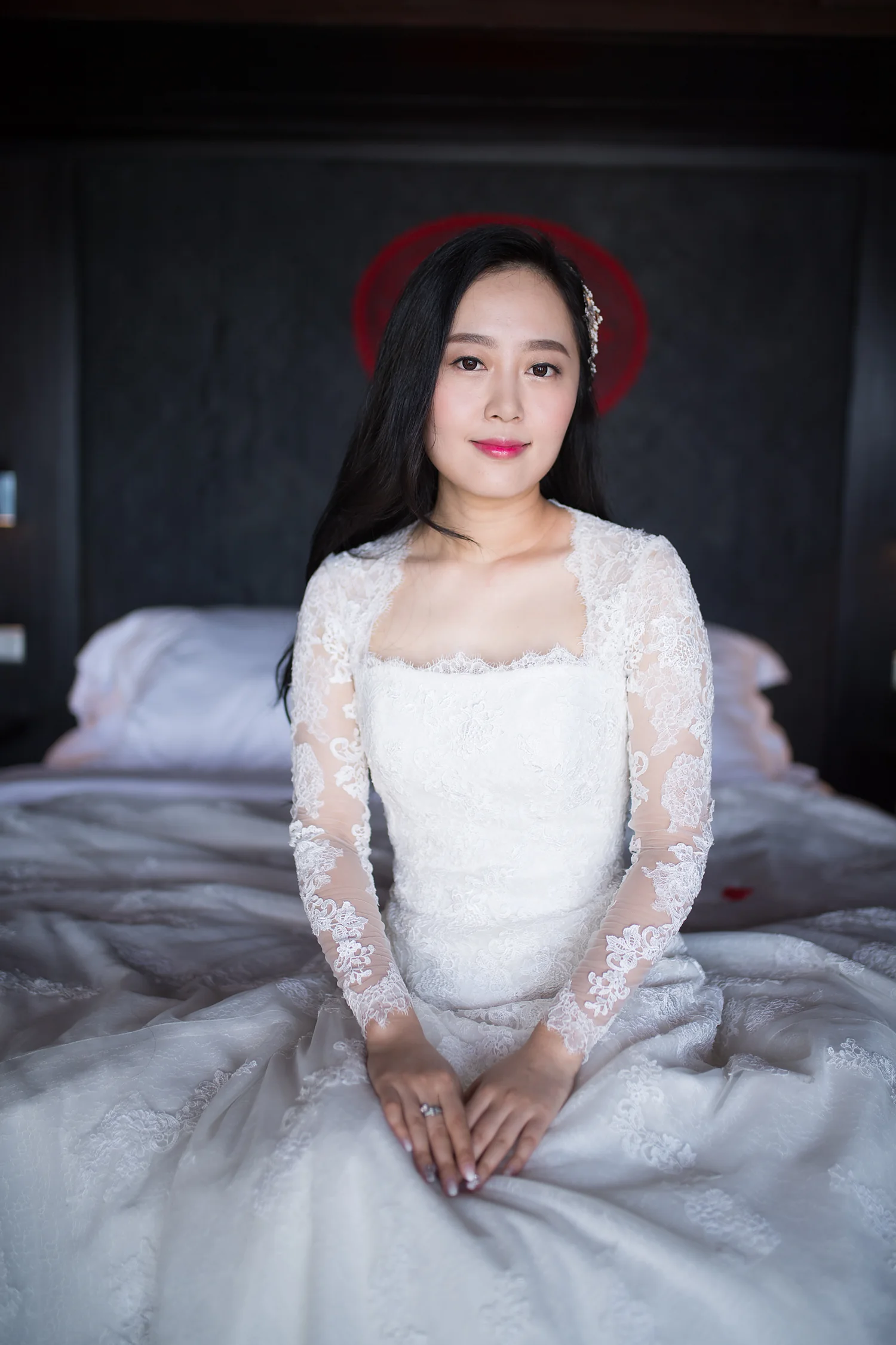 [素人新娘] 穿着方领蕾丝长袖婚纱端坐白床的新娘婚礼现场实拍写真 【H939】
