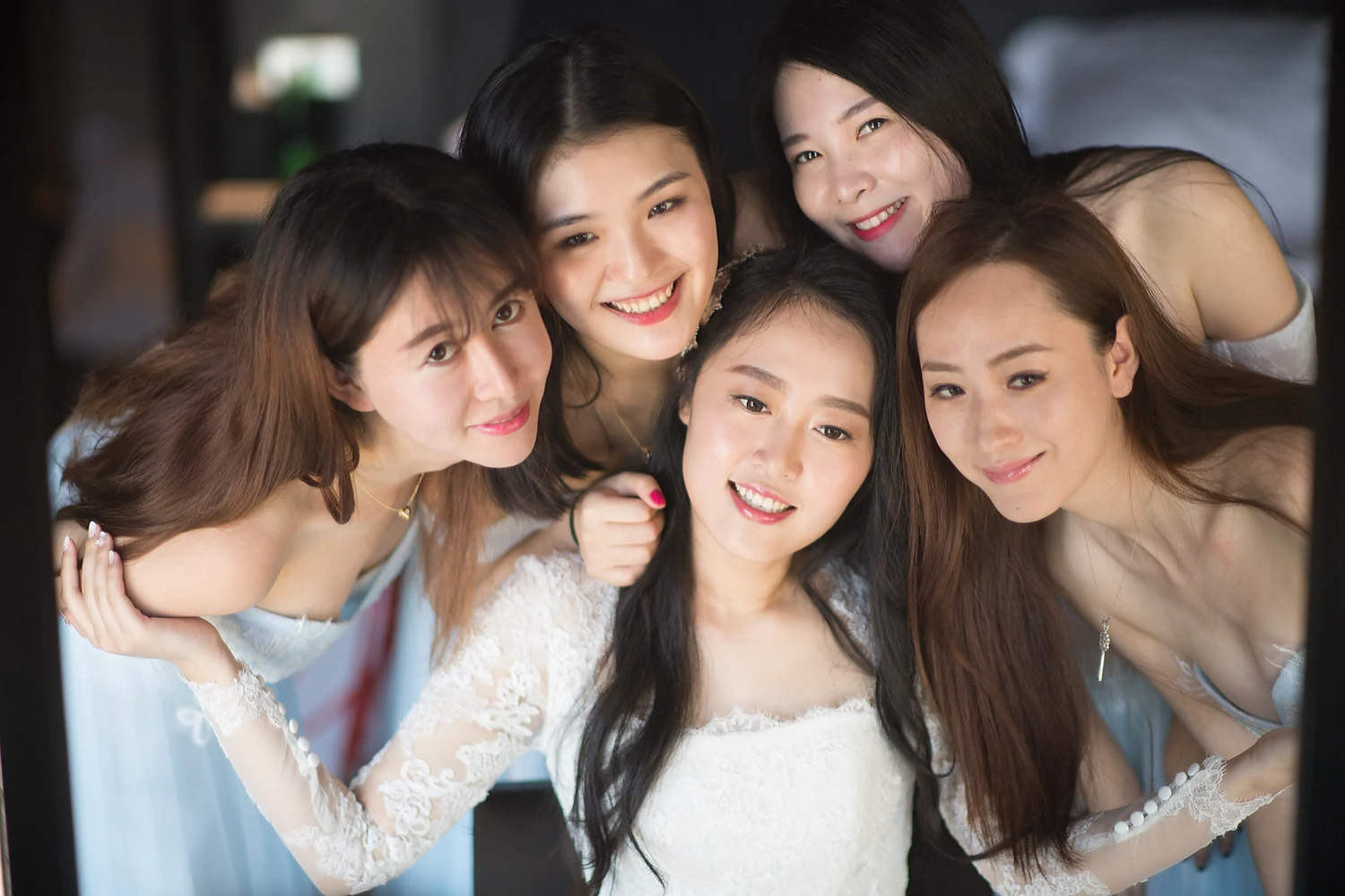 [素人新娘] 穿着方领蕾丝长袖婚纱端坐白床的新娘婚礼现场实拍写真 【H939】