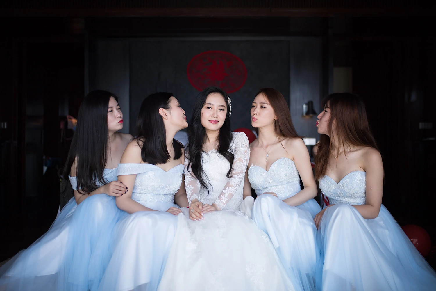 [素人新娘] 穿着方领蕾丝长袖婚纱端坐白床的新娘婚礼现场实拍写真 【H939】