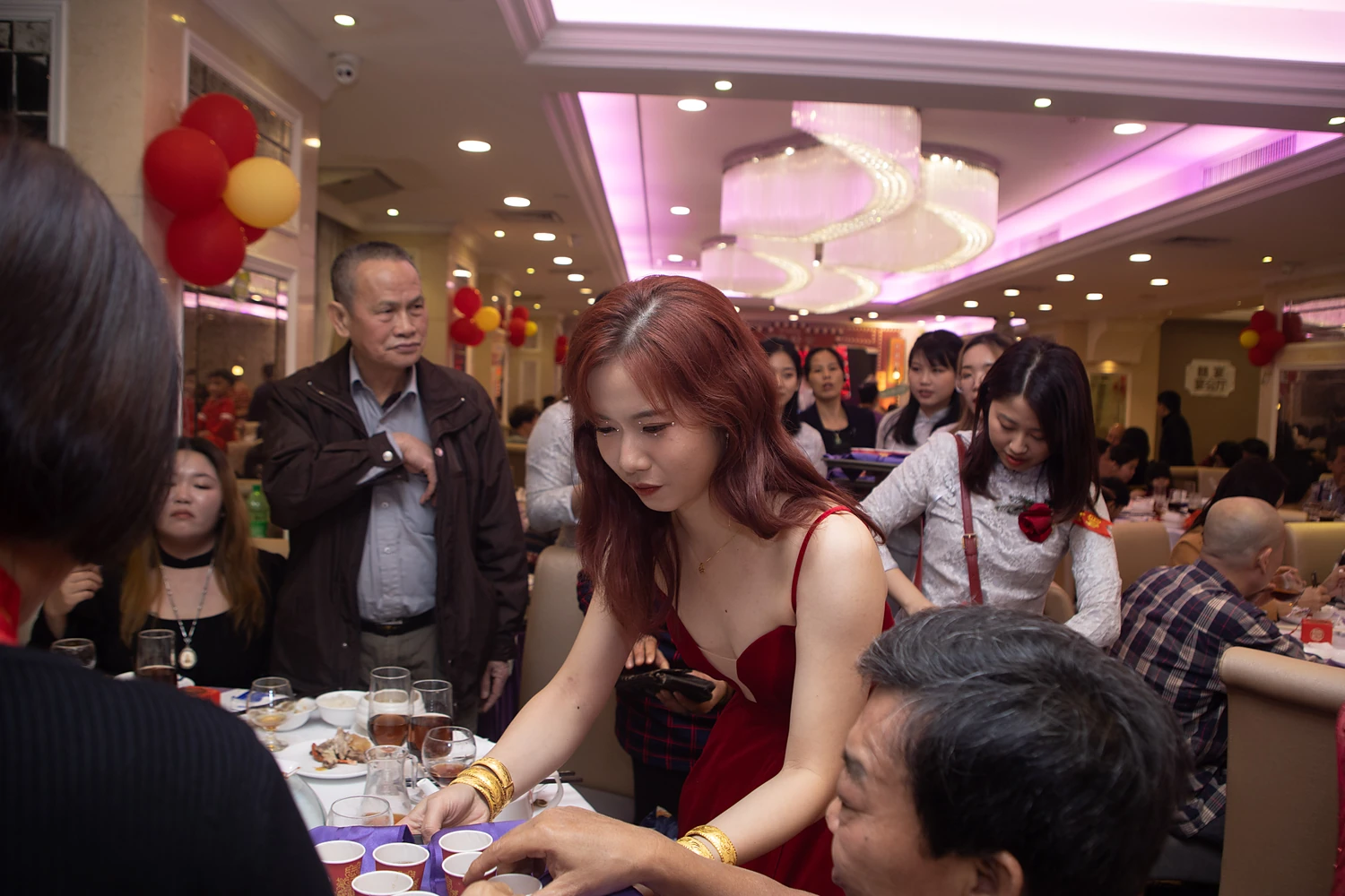 [素人新娘] 铜红长发穿深红吊带开叉裙，双臂戴满金镯的新娘婚礼现场实拍写真 【H940】
