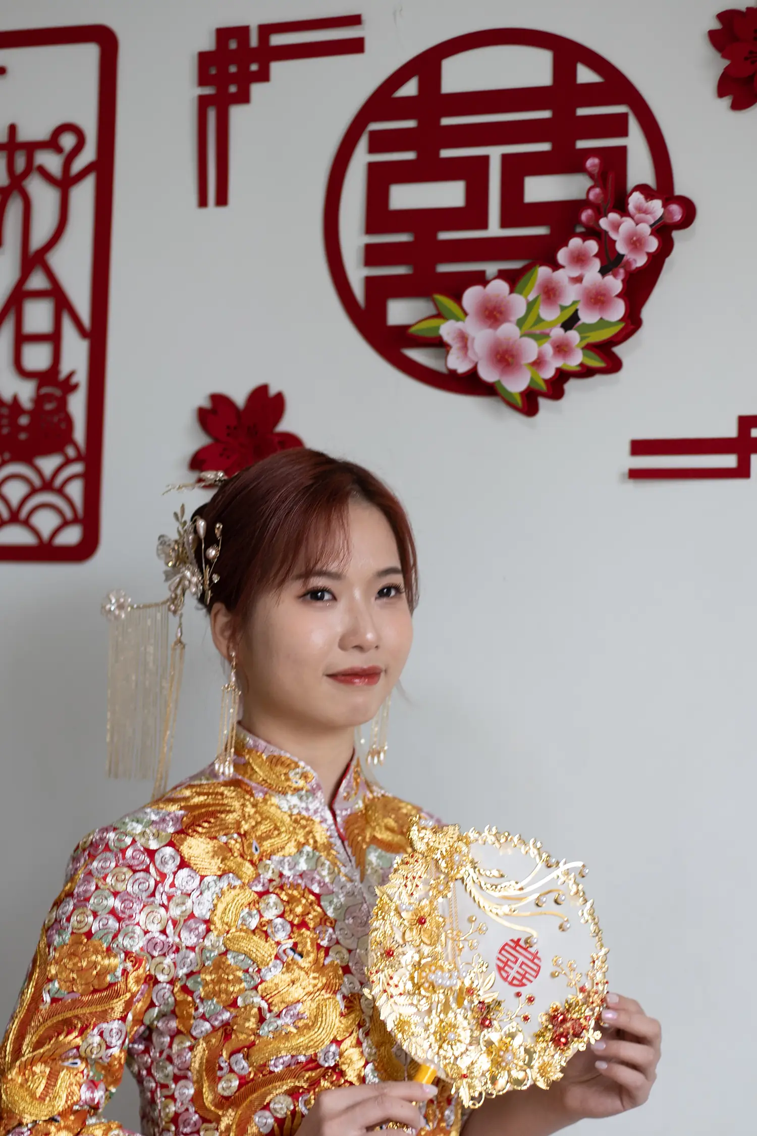 [素人新娘] 铜红长发穿深红吊带开叉裙，双臂戴满金镯的新娘婚礼现场实拍写真 【H940】