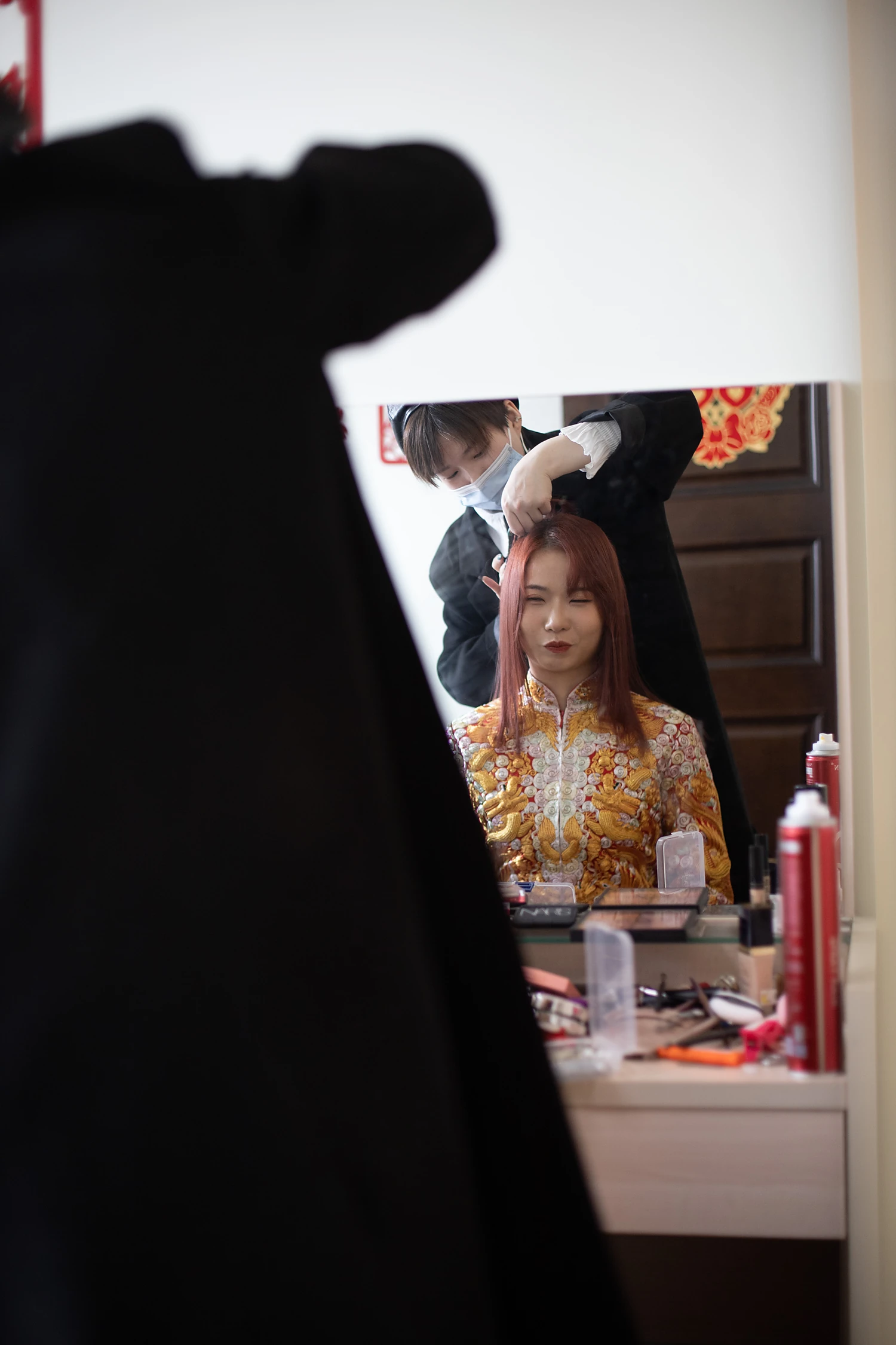 [素人新娘] 铜红长发穿深红吊带开叉裙，双臂戴满金镯的新娘婚礼现场实拍写真 【H940】