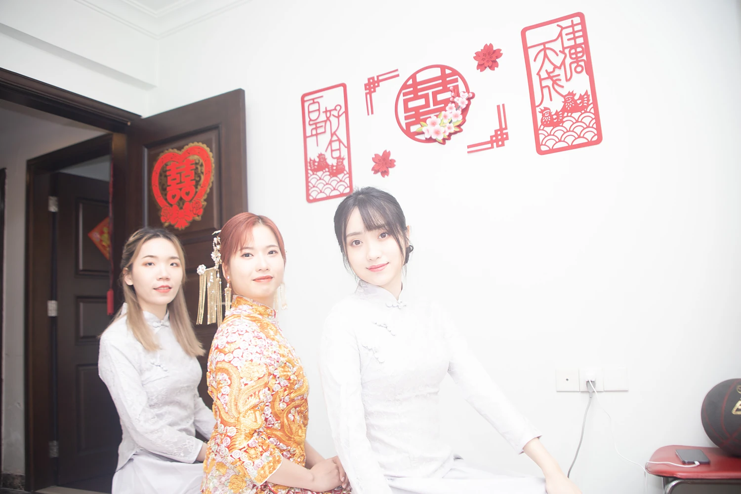 [素人新娘] 铜红长发穿深红吊带开叉裙，双臂戴满金镯的新娘婚礼现场实拍写真 【H940】