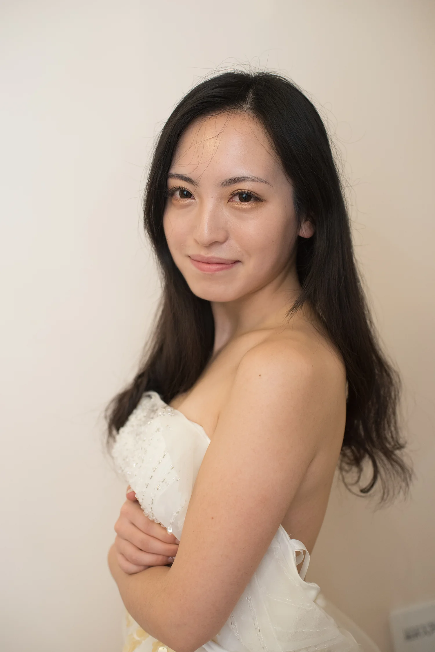 [素人新娘] 黑长卷发素净妆容，穿着白抹胸亮片纱裙抱臂的新娘婚礼现场实拍写真 【H941】