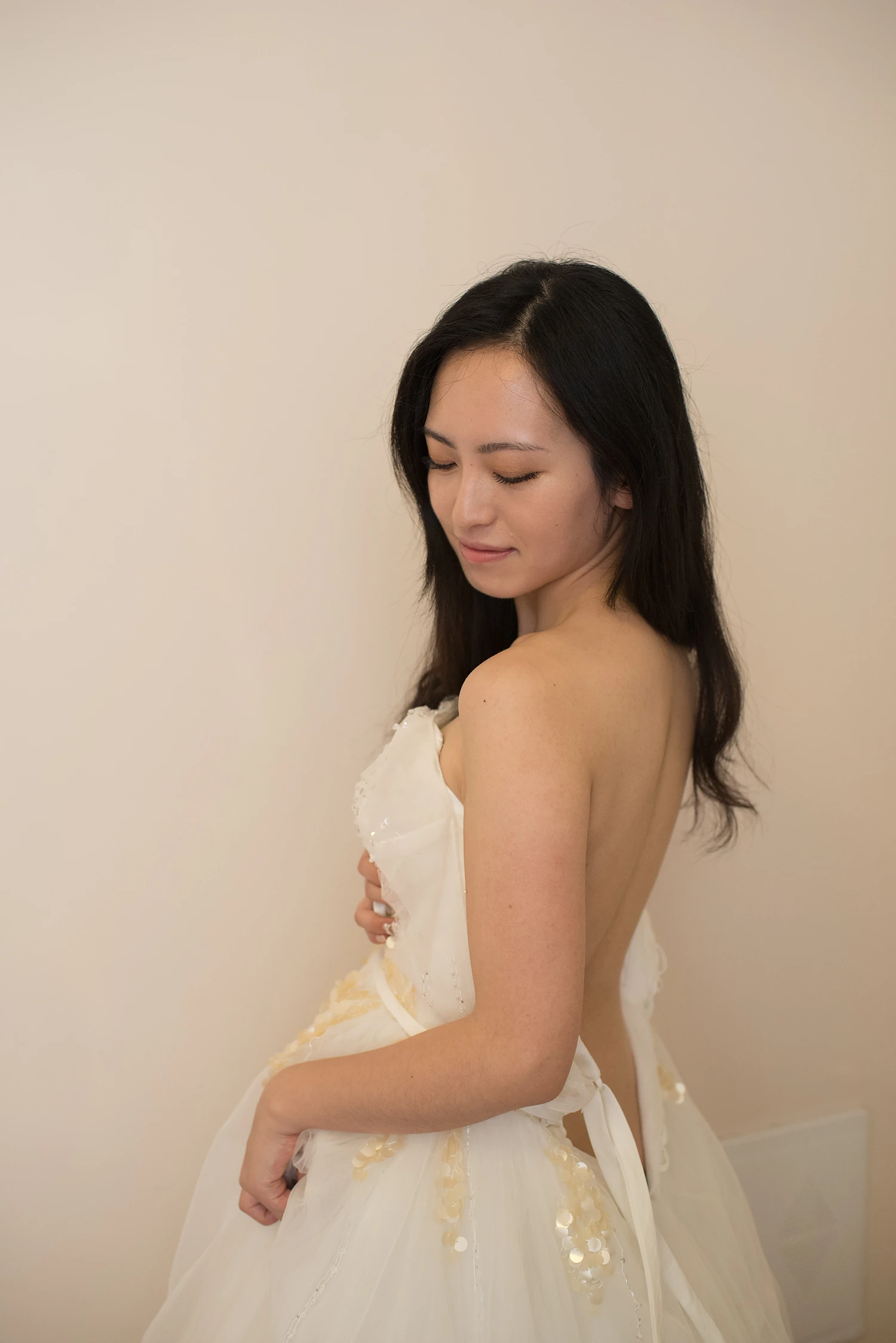 [素人新娘] 黑长卷发素净妆容，穿着白抹胸亮片纱裙抱臂的新娘婚礼现场实拍写真 【H941】