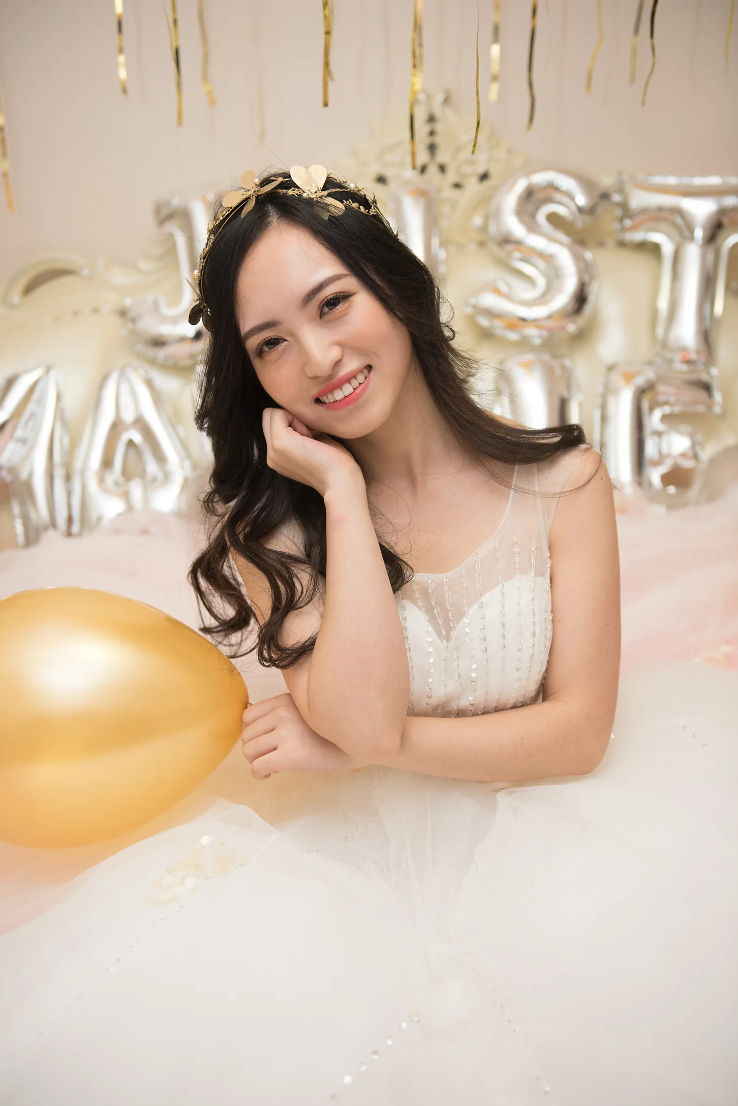 [素人新娘] 黑长卷发素净妆容，穿着白抹胸亮片纱裙抱臂的新娘婚礼现场实拍写真 【H941】