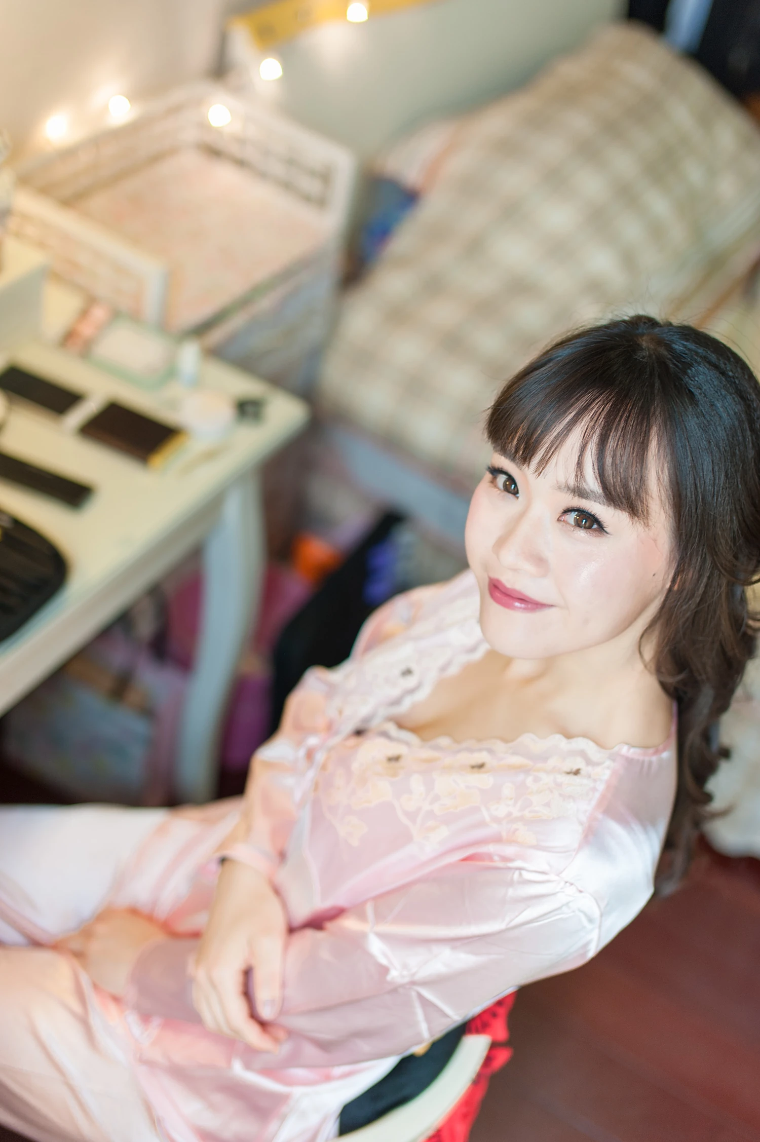 [素人新娘] 黑发齐刘海穿粉色绸缎蕾丝睡衣的新娘婚礼现场实拍写真 【H942】