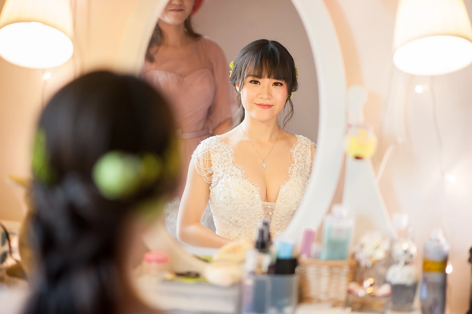 [素人新娘] 黑发齐刘海穿粉色绸缎蕾丝睡衣的新娘婚礼现场实拍写真 【H942】