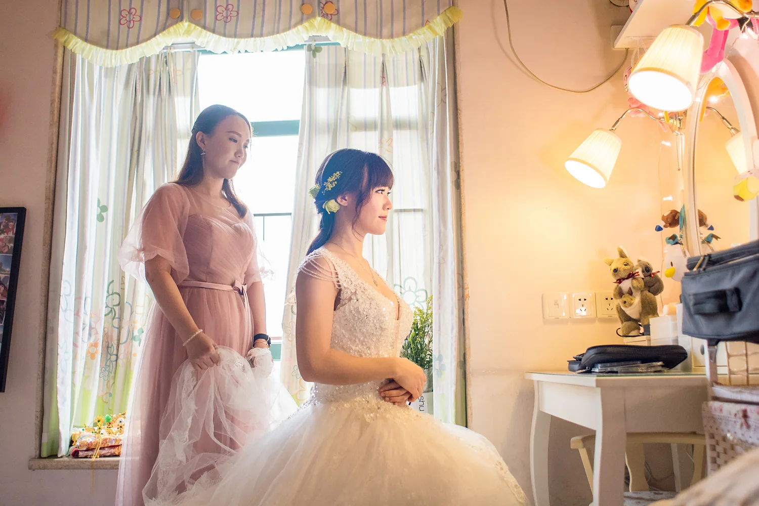 [素人新娘] 黑发齐刘海穿粉色绸缎蕾丝睡衣的新娘婚礼现场实拍写真 【H942】