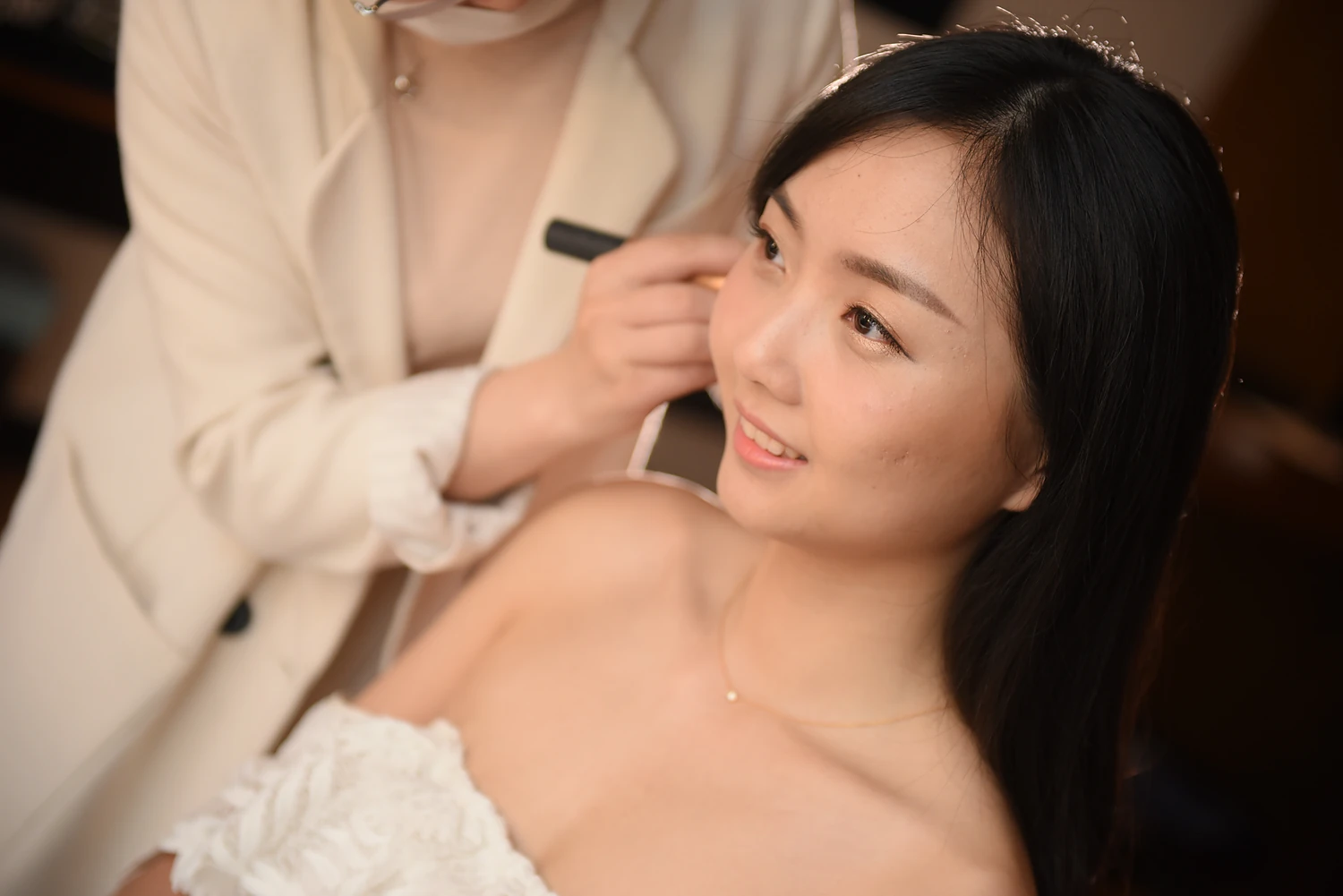 [素人新娘] 闭眼侧头 穿着白抹胸蕾丝婚纱配细项链的新娘婚礼现场实拍写真 【H944】