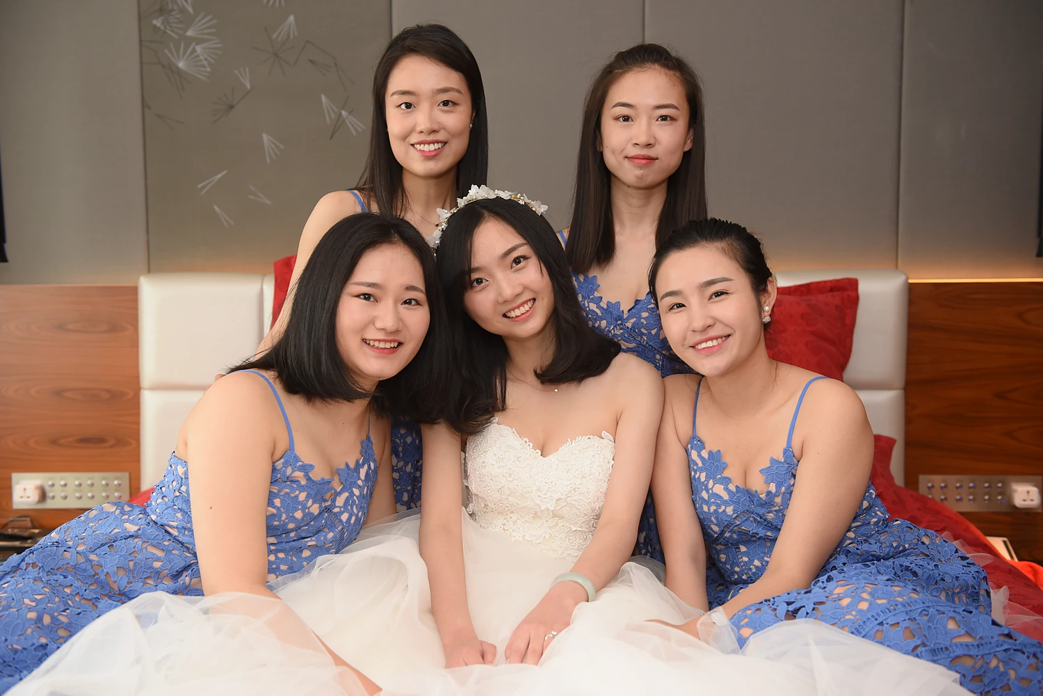 [素人新娘] 闭眼侧头 穿着白抹胸蕾丝婚纱配细项链的新娘婚礼现场实拍写真 【H944】