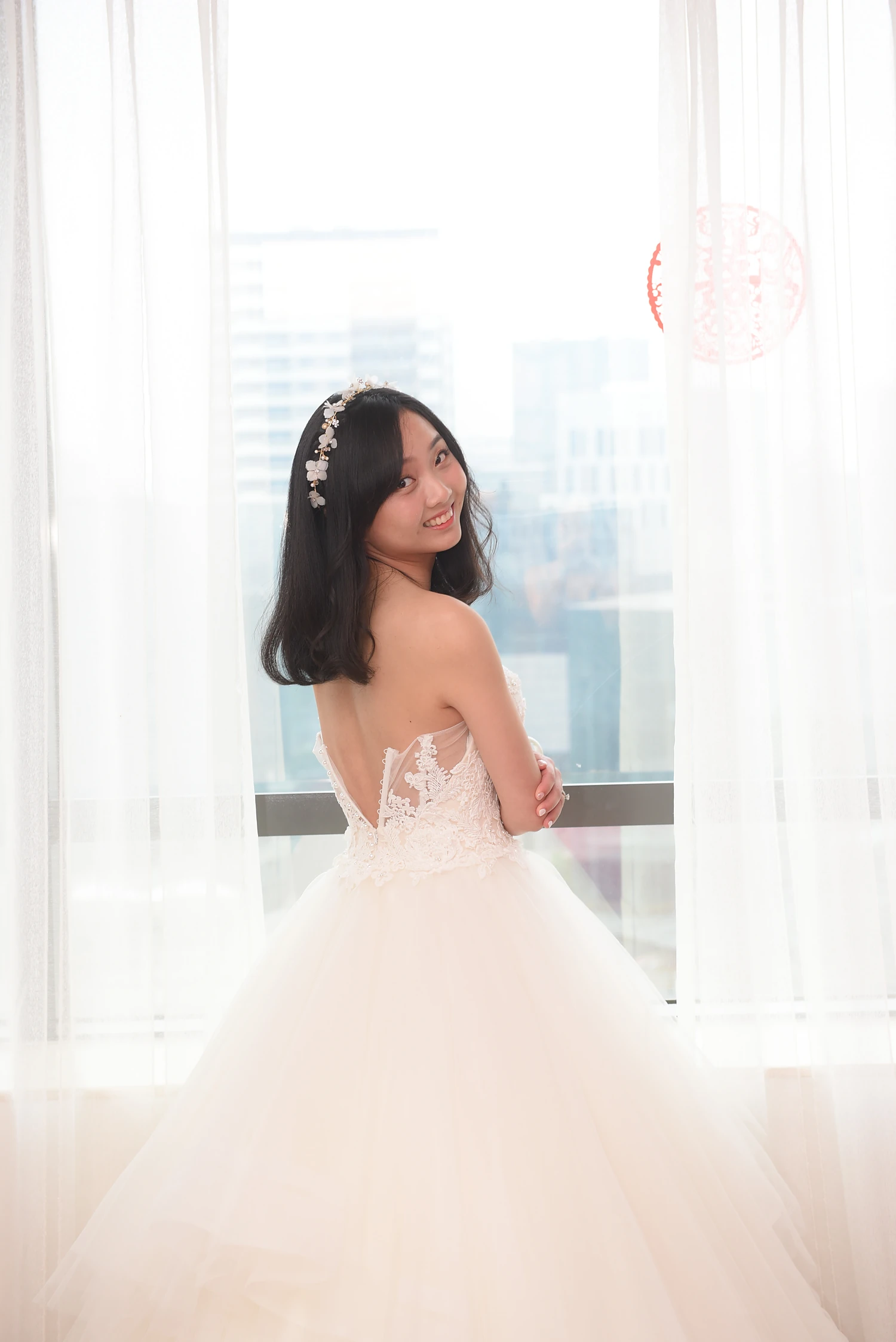 [素人新娘] 闭眼侧头 穿着白抹胸蕾丝婚纱配细项链的新娘婚礼现场实拍写真 【H944】