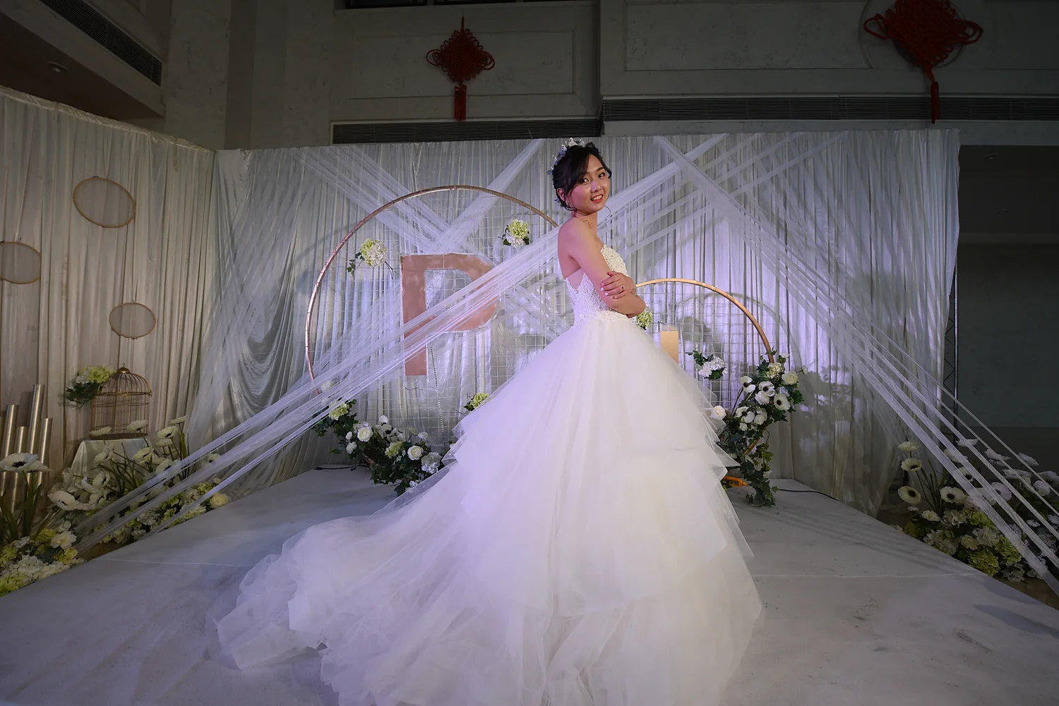 [素人新娘] 闭眼侧头 穿着白抹胸蕾丝婚纱配细项链的新娘婚礼现场实拍写真 【H944】