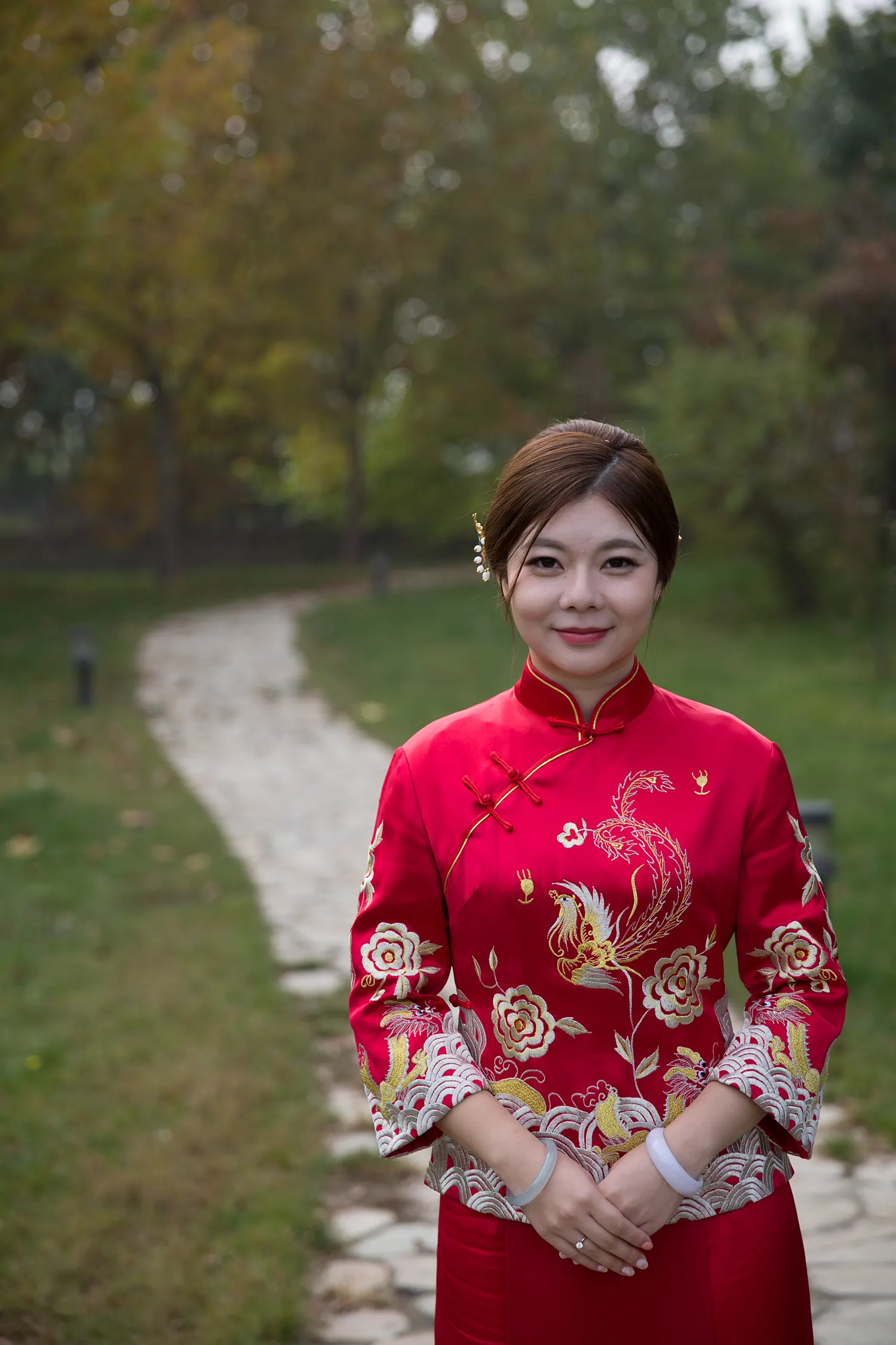 [素人新娘] 低盘发插白色小花，穿着红底金绣立领上衣配玉镯的新娘婚礼现场实拍写真 【H945】
