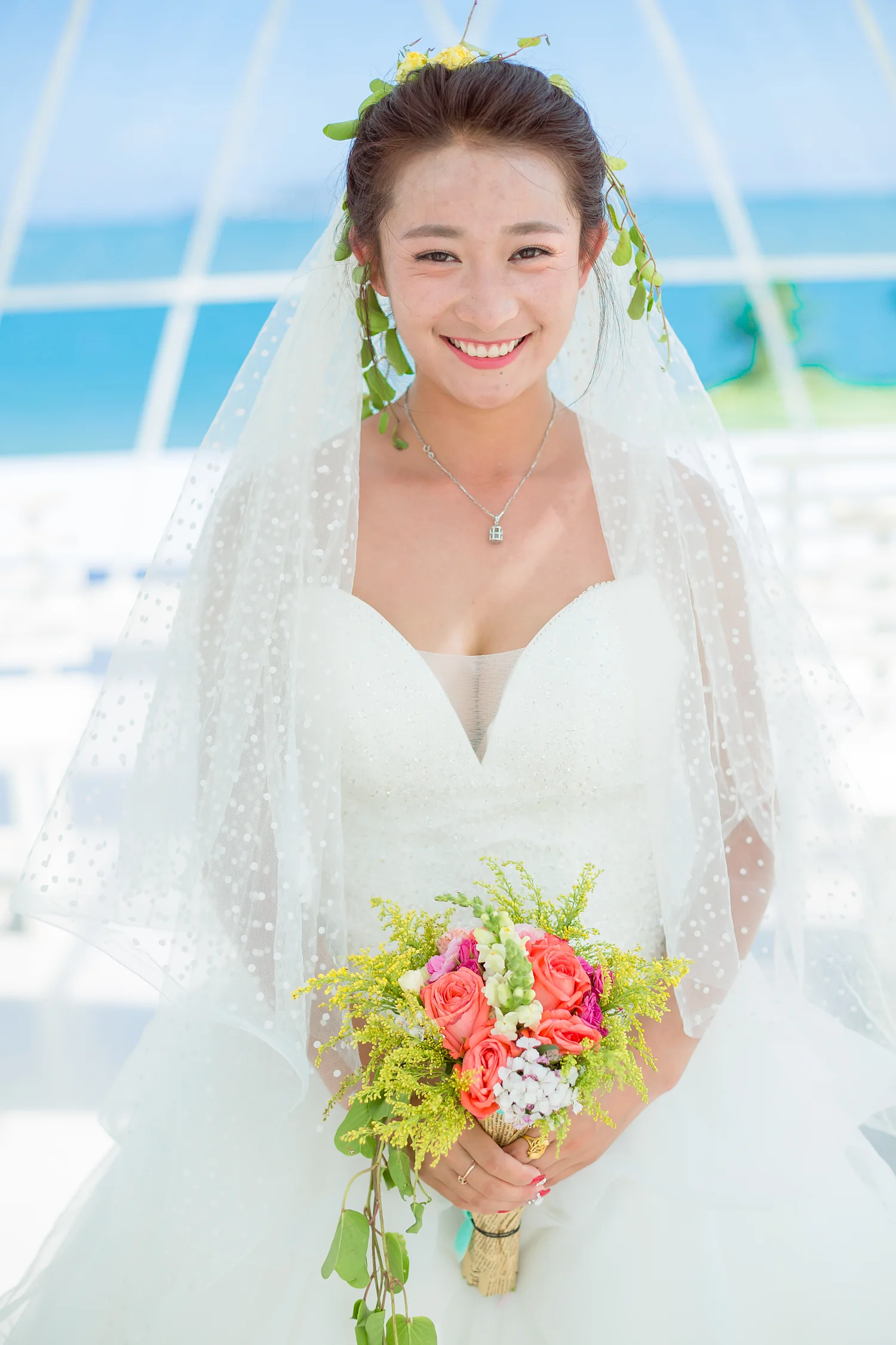 [素人新娘] 穿黑色比基尼，右手扶着橙色冲浪板的新娘婚礼现场实拍写真 【H946】
