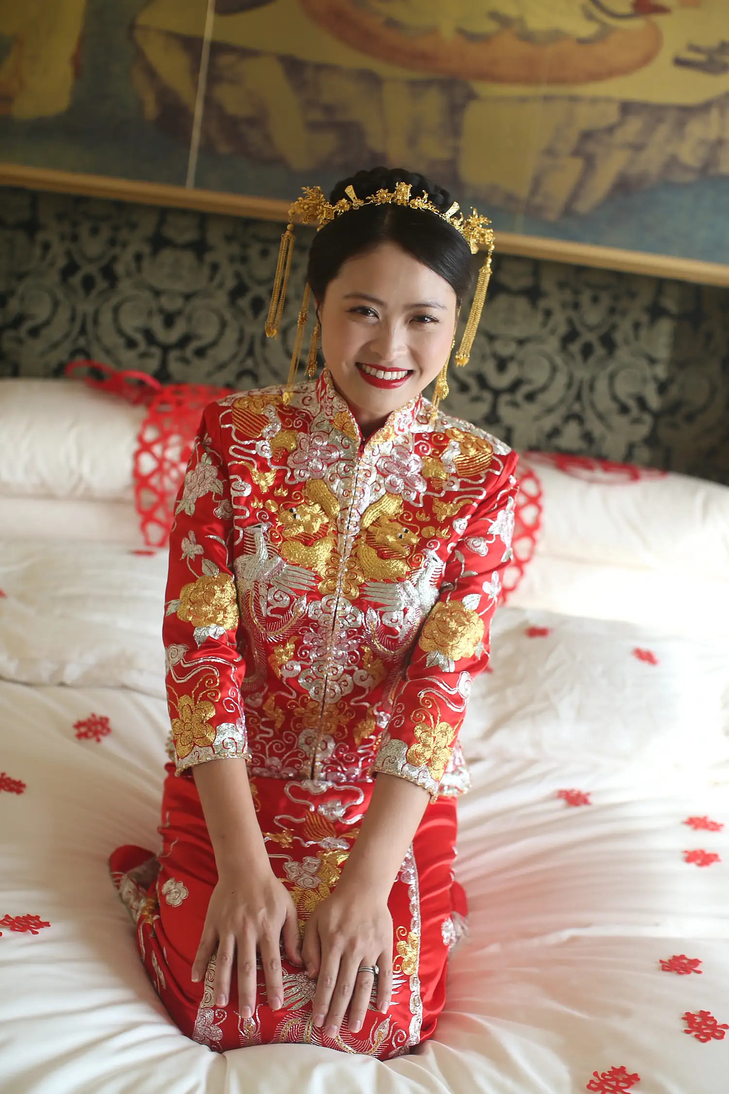 [素人新娘] 戴金色凤冠流苏的新娘，穿着红金刺绣秀禾服涂红唇的新娘婚礼现场实拍写真 【H950】