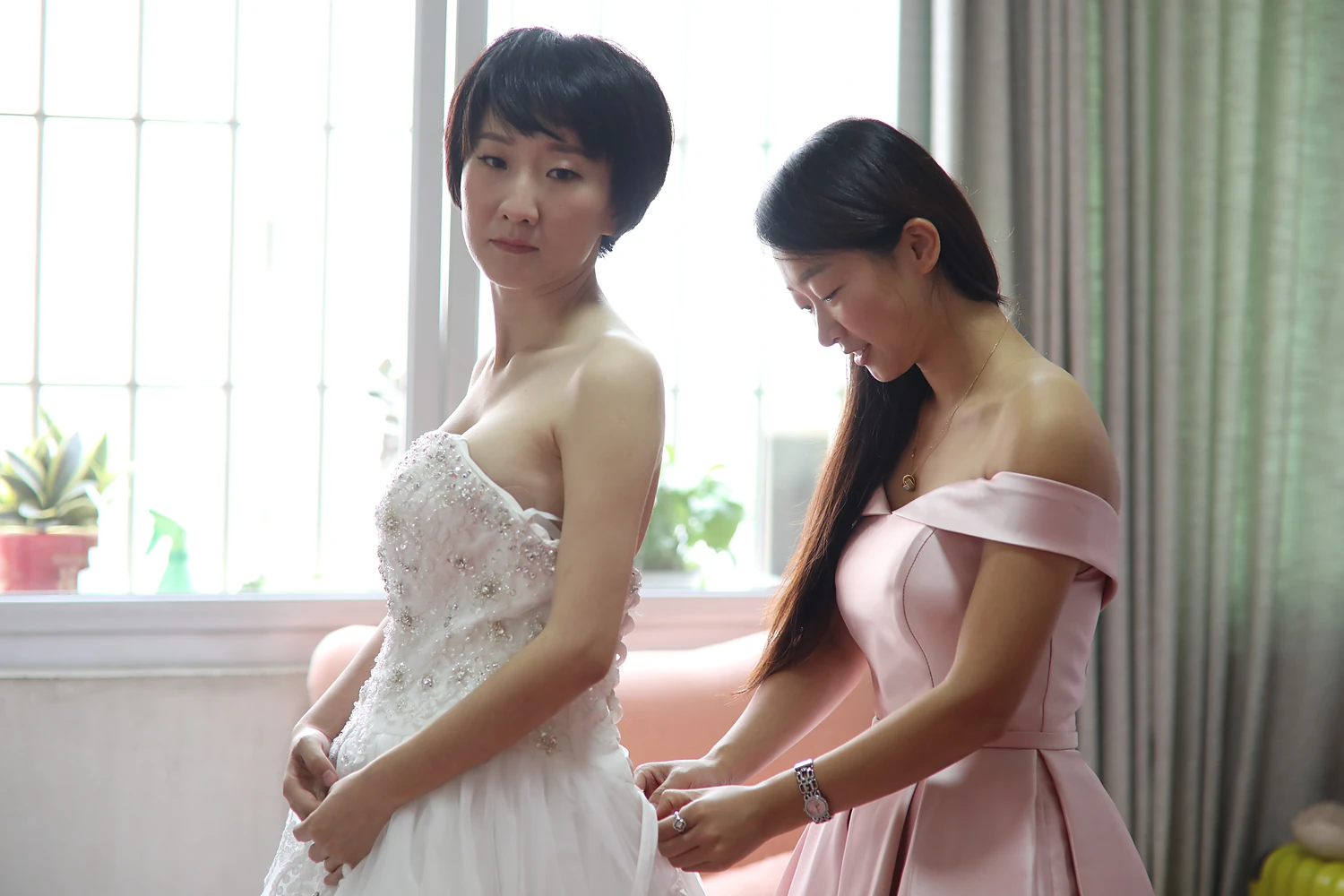 [素人新娘] 短黑波波头穿着白亮片抹胸纱裙的新娘婚礼现场实拍写真 【H952】