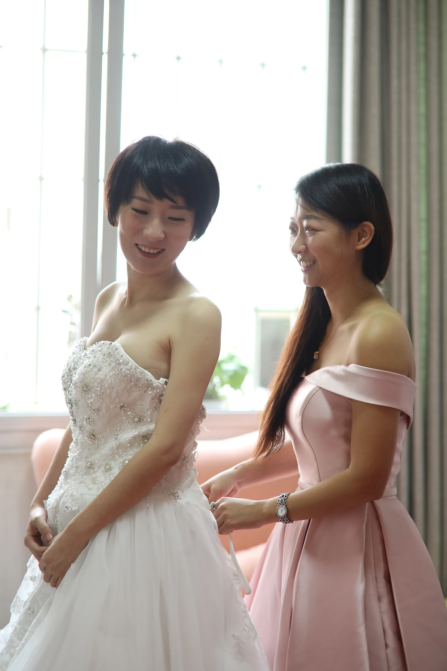[素人新娘] 短黑波波头穿着白亮片抹胸纱裙的新娘婚礼现场实拍写真 【H952】