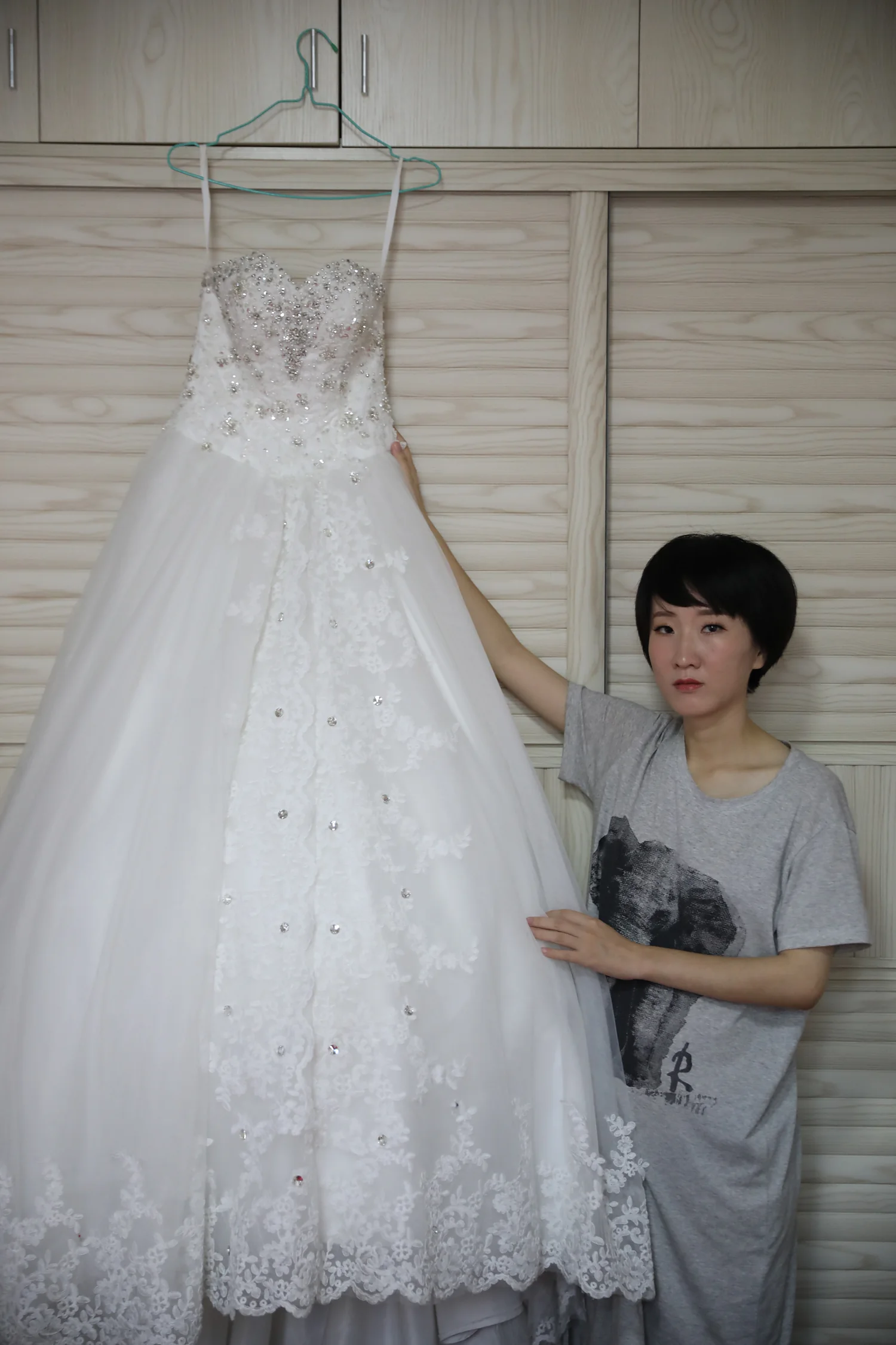[素人新娘] 短黑波波头穿着白亮片抹胸纱裙的新娘婚礼现场实拍写真 【H952】