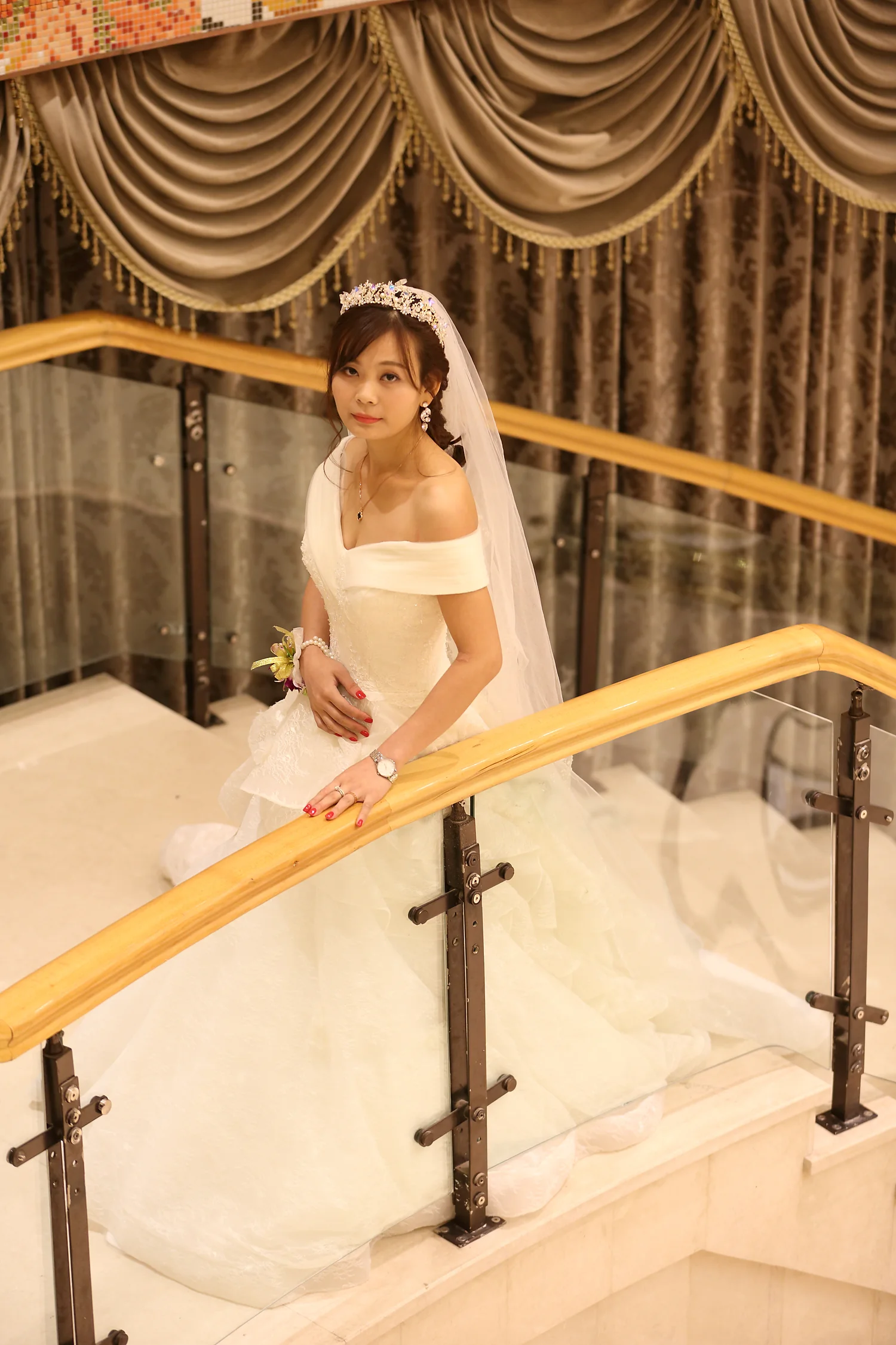 [素人新娘] 棕卷发齐刘海，穿着白色露背亮片婚纱的新娘婚礼现场实拍写真 【H953】