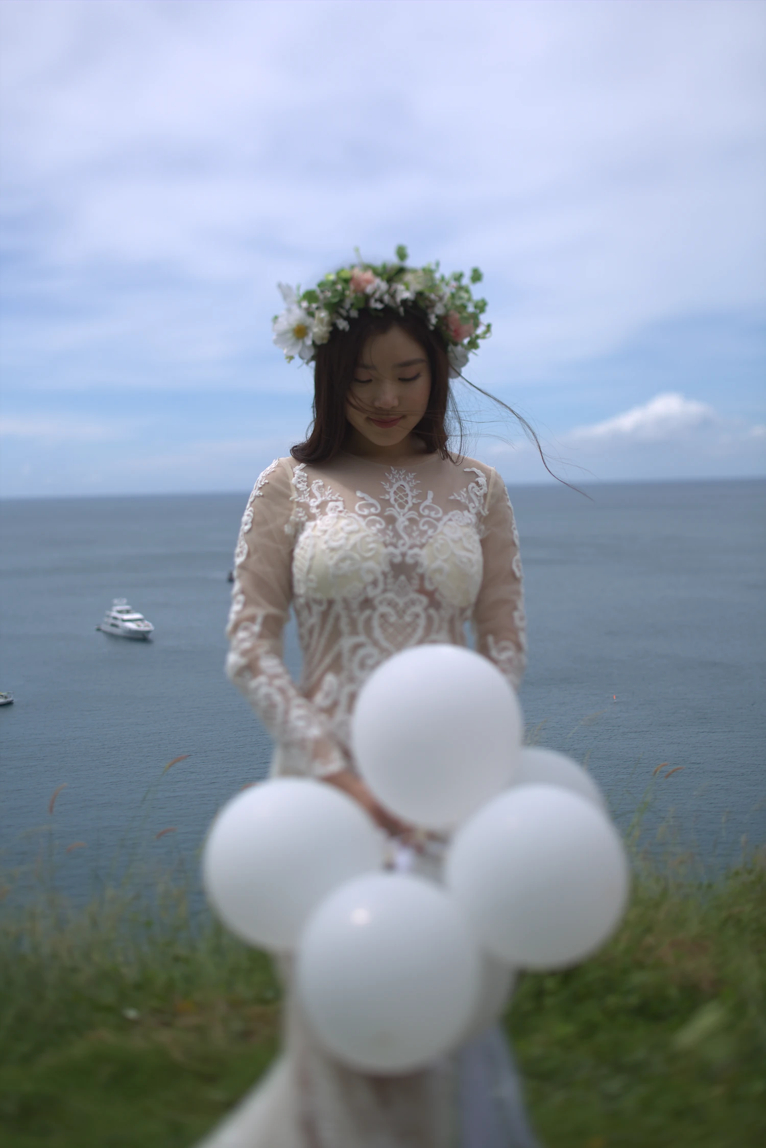 [素人新娘] 穿着白色蕾丝连衣裙坐在岩石上，长发垂落，神态安静的新娘婚礼现场实拍写真 【H954】