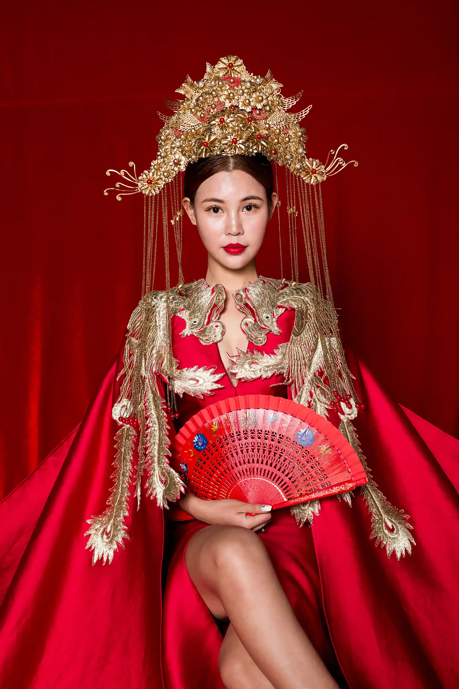 [素人新娘] 金色凤冠流苏垂到肩，身穿红底金绣龙凤披风裙的新娘婚礼现场实拍写真 【H957】