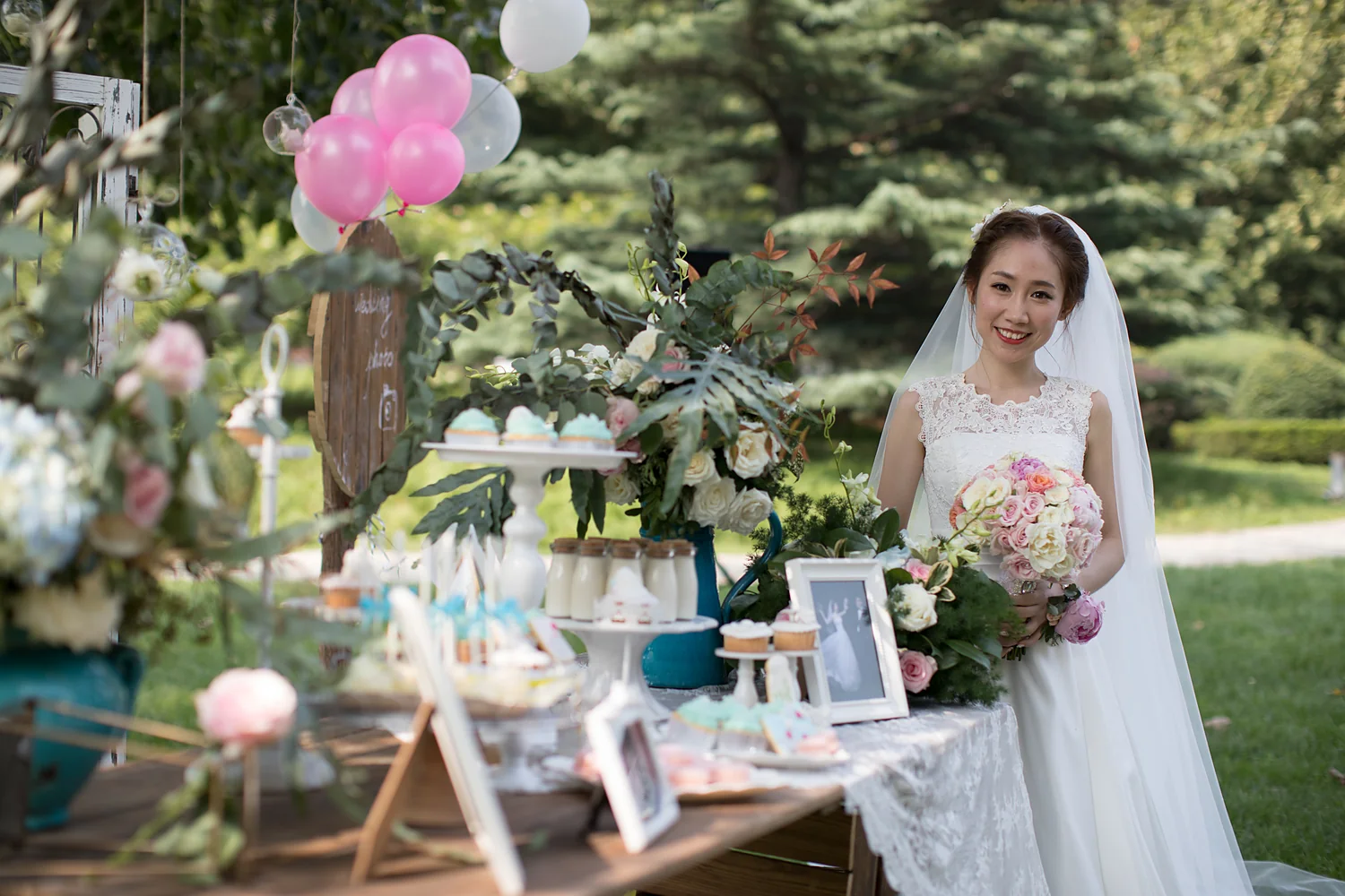 [素人新娘] 盘发戴珍珠发夹披白纱，身穿白蕾丝圆领婚纱的新娘婚礼现场实拍写真 【H958】