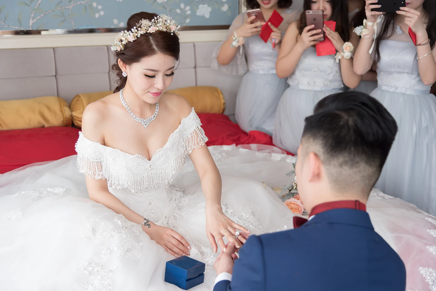 [素人新娘] 花朵发冠配钻石项链，白亮片流苏一字肩大摆纱，坐在囍字喜床上捏红绳笑的新娘婚礼现场实拍写真 【H960】