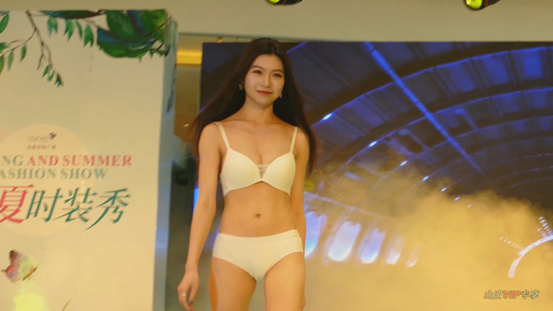 [4K画质]2018美腿高颜值模特内衣秀+性感比基尼静态[1V/19.2G]