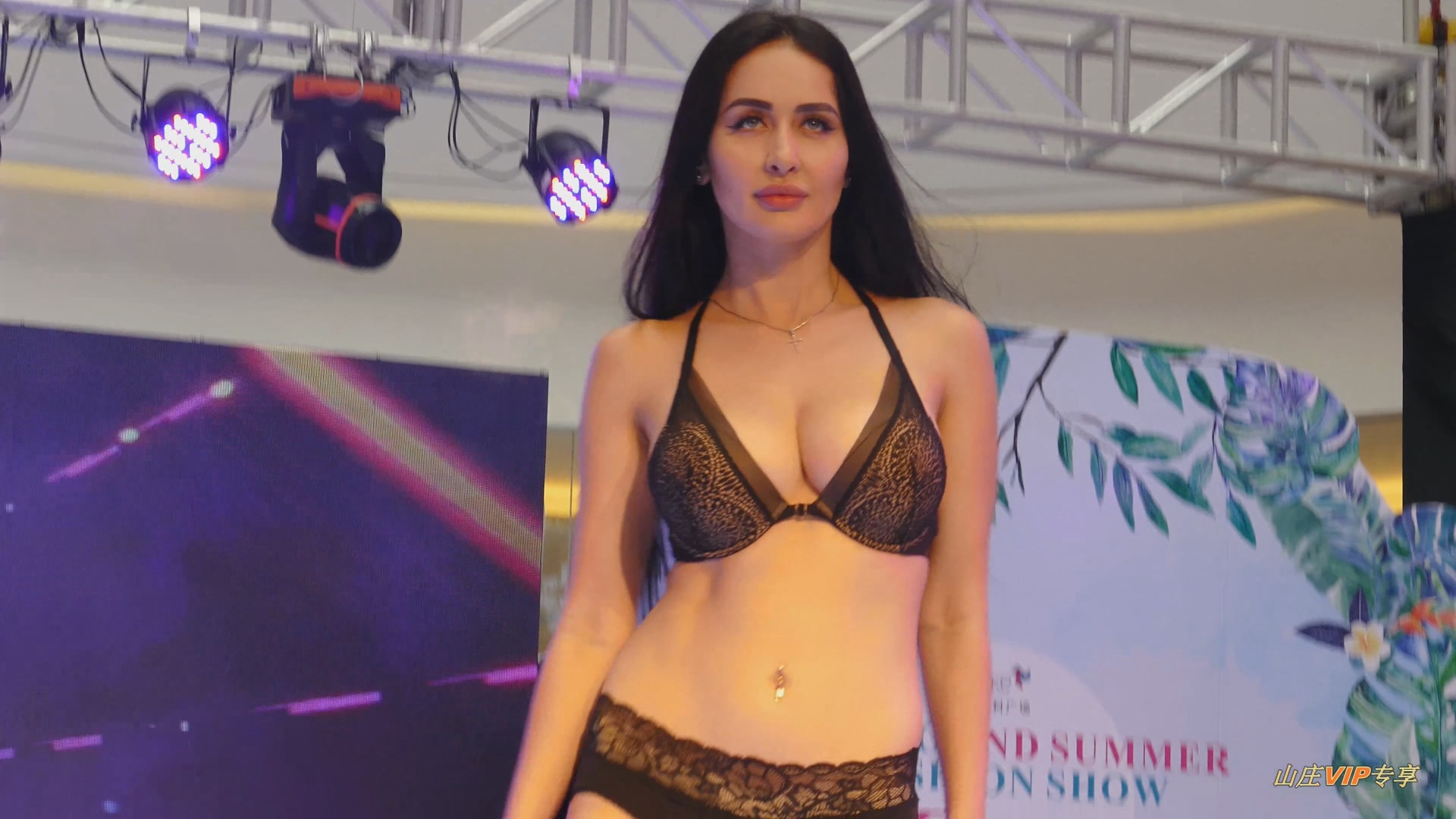 [4K画质]2018美腿高颜值模特内衣秀+性感比基尼静态[1V/19.2G]