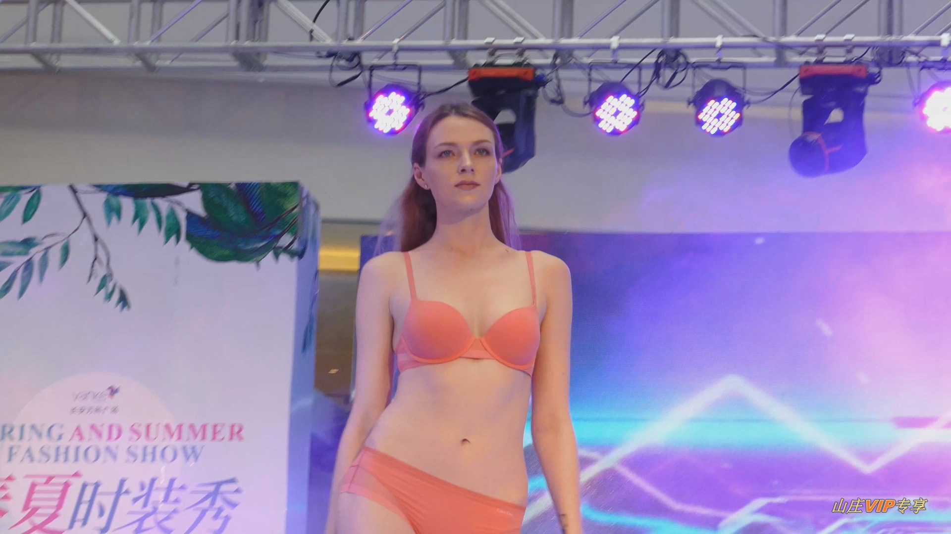 [4K画质]2018美腿高颜值模特内衣秀+性感比基尼静态[1V/19.2G]