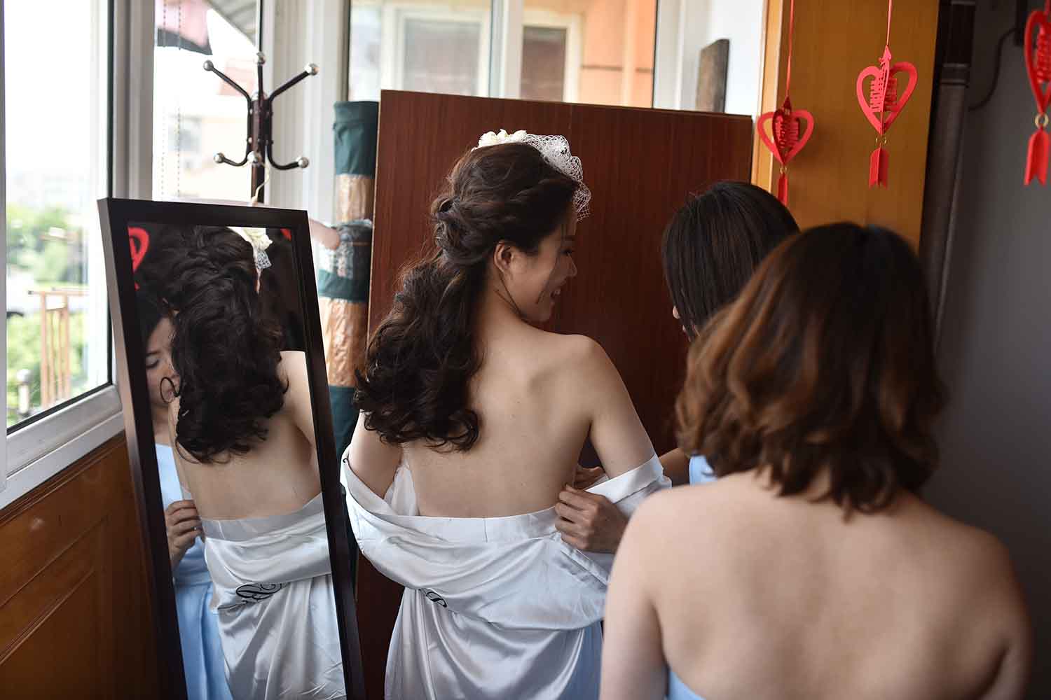 [素人新娘] 露出后背的贵妇气质新娘婚礼现场实拍写真 H234