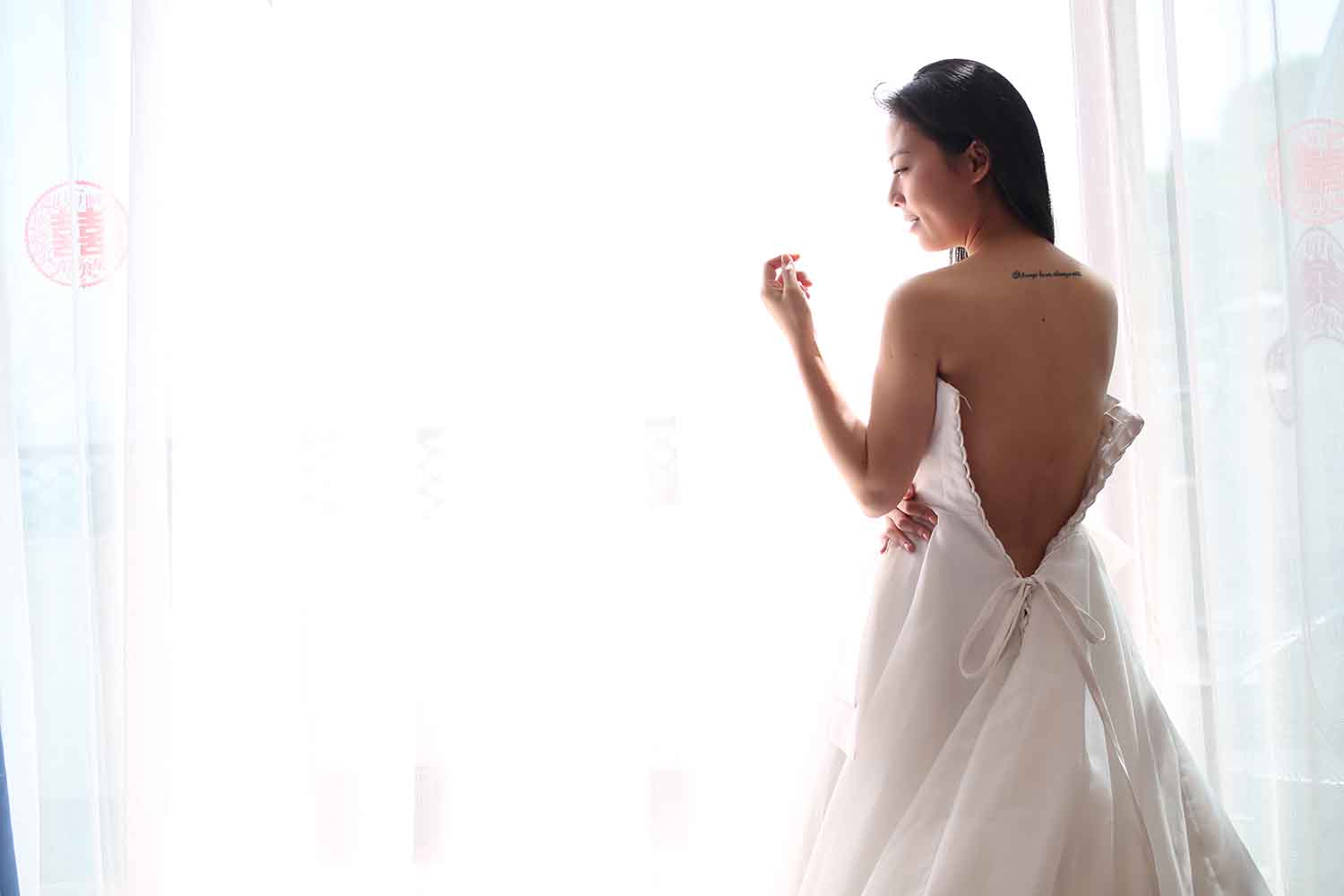 [素人新娘] 后背有纹身的新娘婚礼现场实拍写真 H231