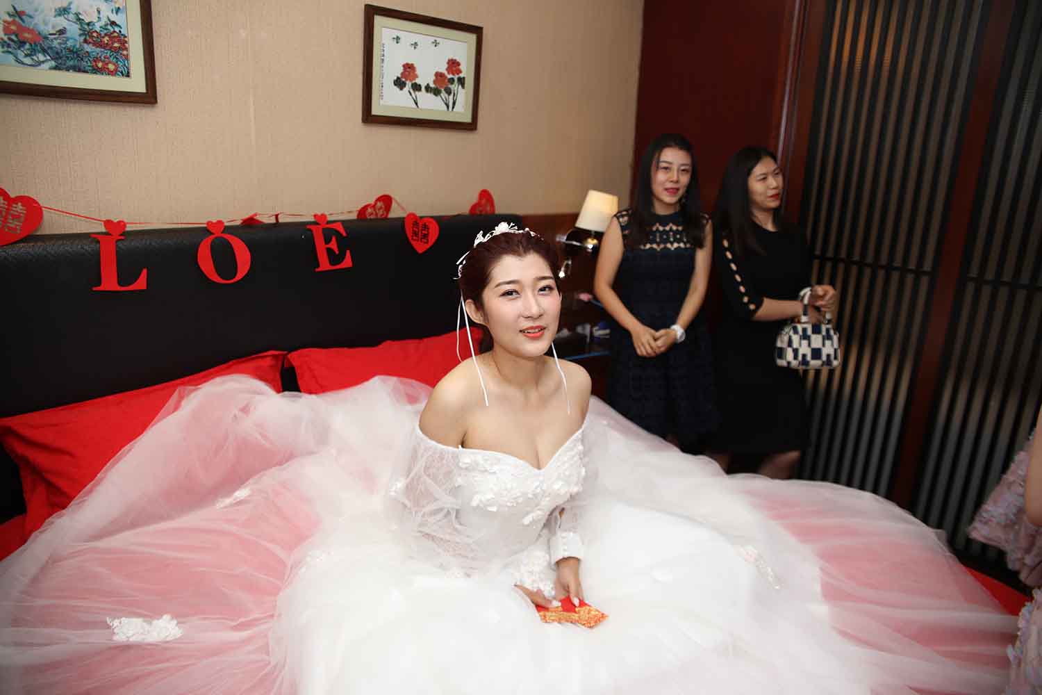 [素人新娘] 家住在北京四合院的富婆新娘婚礼现场实拍写真 H249