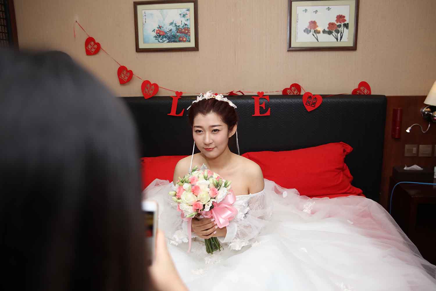 [素人新娘] 家住在北京四合院的富婆新娘婚礼现场实拍写真 H249