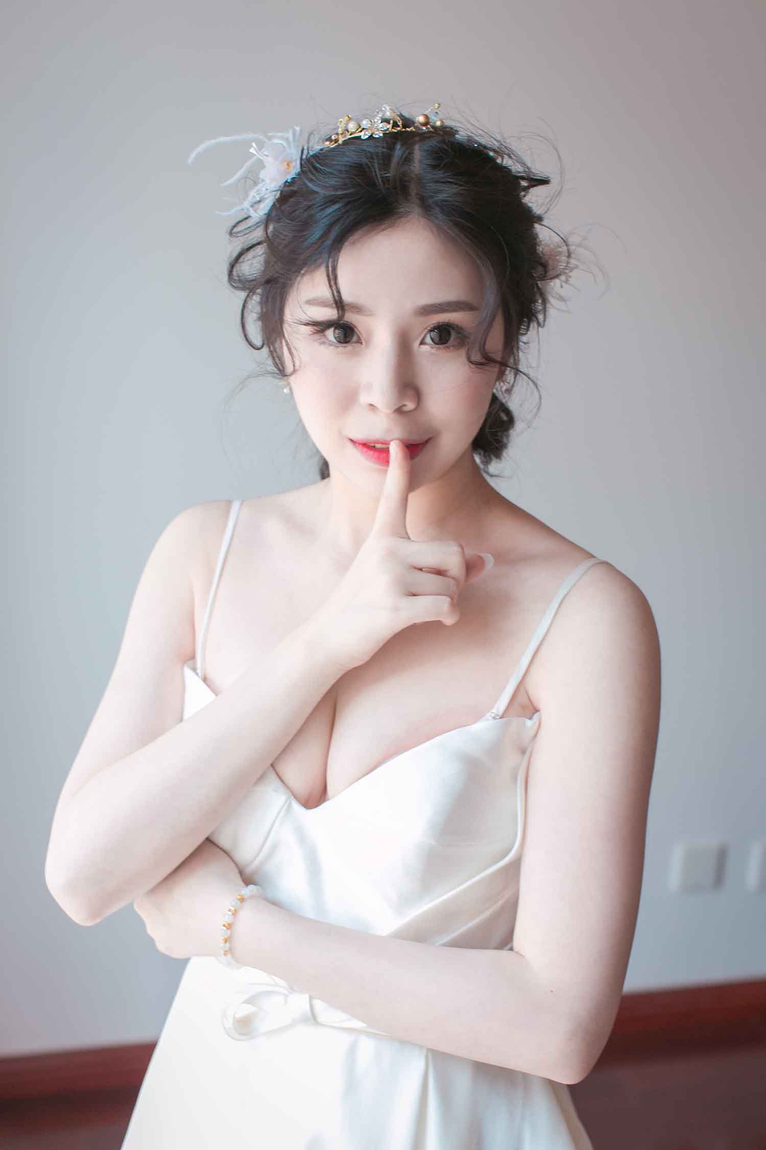 [素人新娘] 皮肤雪白的大眼睛美女新娘婚礼现场实拍写真 H233