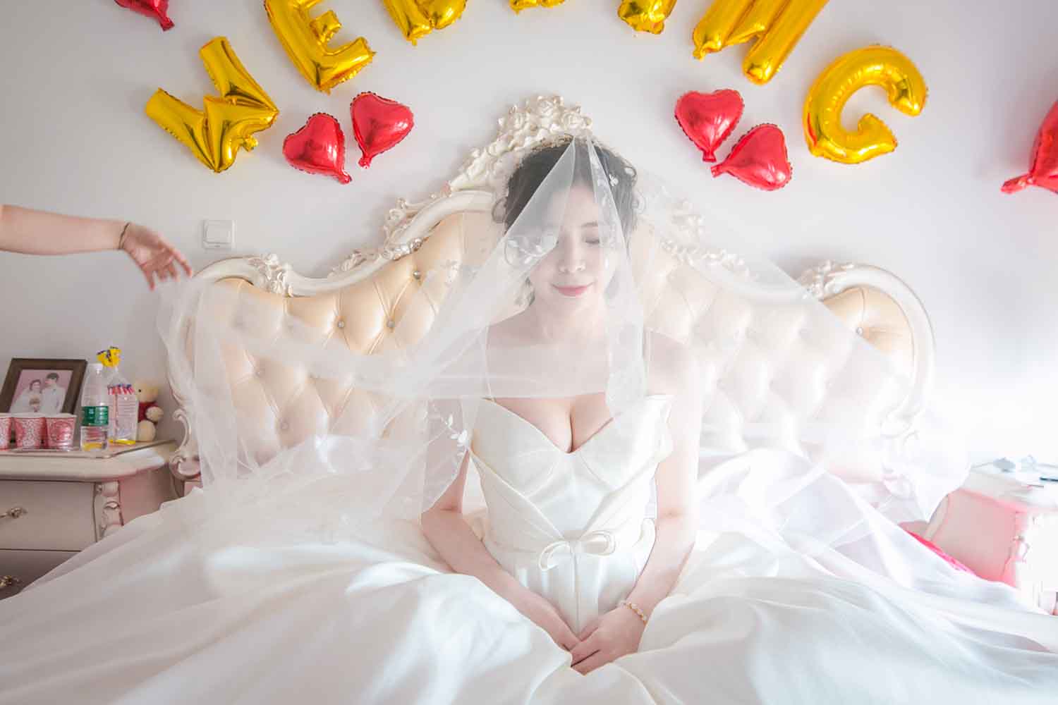 [素人新娘] 皮肤雪白的大眼睛美女新娘婚礼现场实拍写真 H233