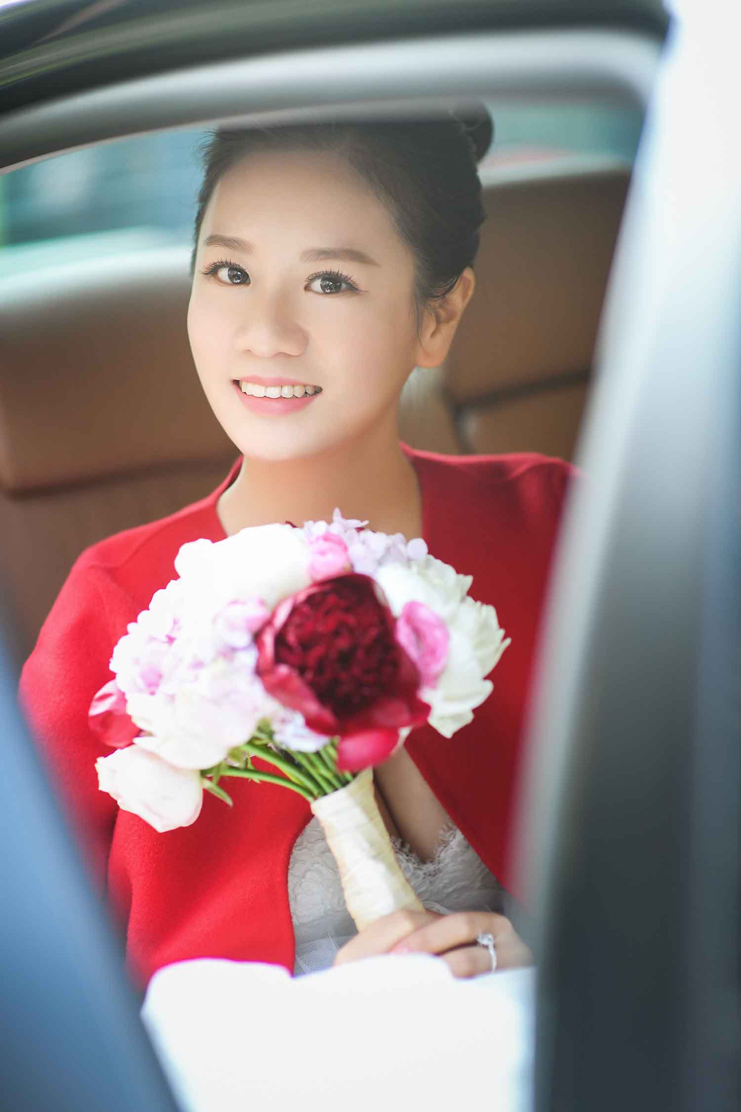 [素人新娘] 笑起来很迷人身材也很哇塞的新娘婚礼现场实拍写真 H221