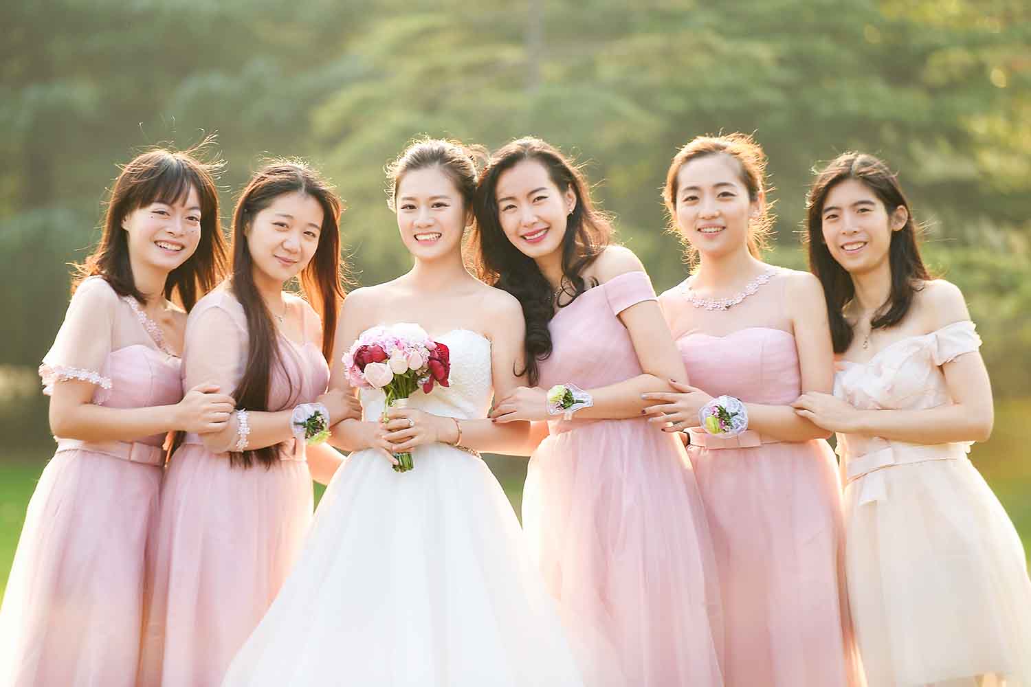 [素人新娘] 笑起来很迷人身材也很哇塞的新娘婚礼现场实拍写真 H221