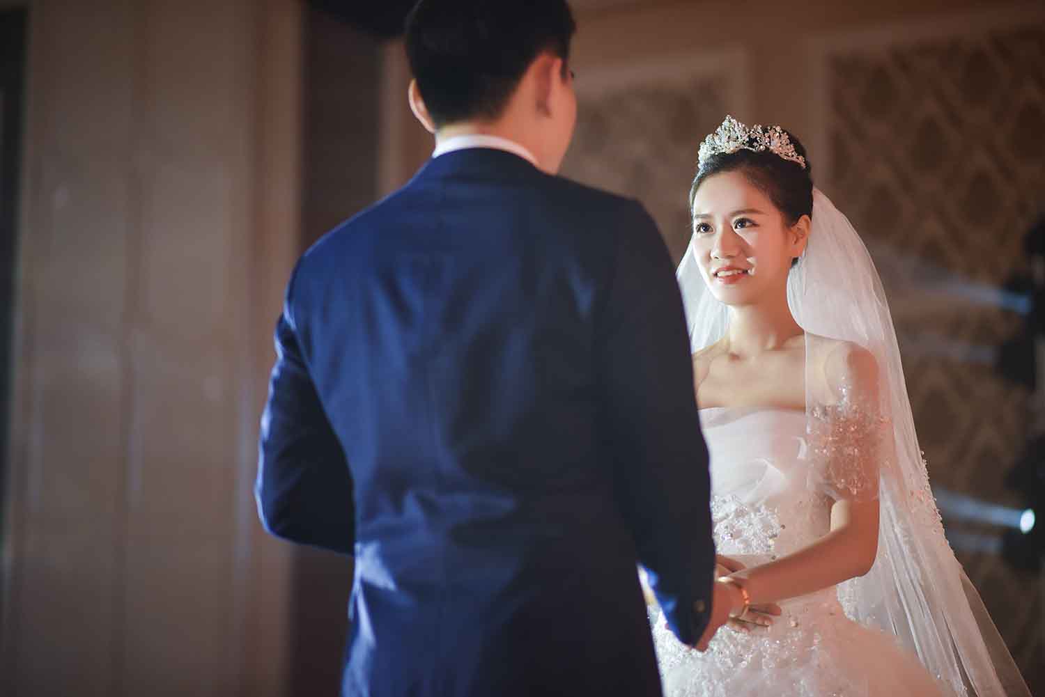 [素人新娘] 笑起来很迷人身材也很哇塞的新娘婚礼现场实拍写真 H221