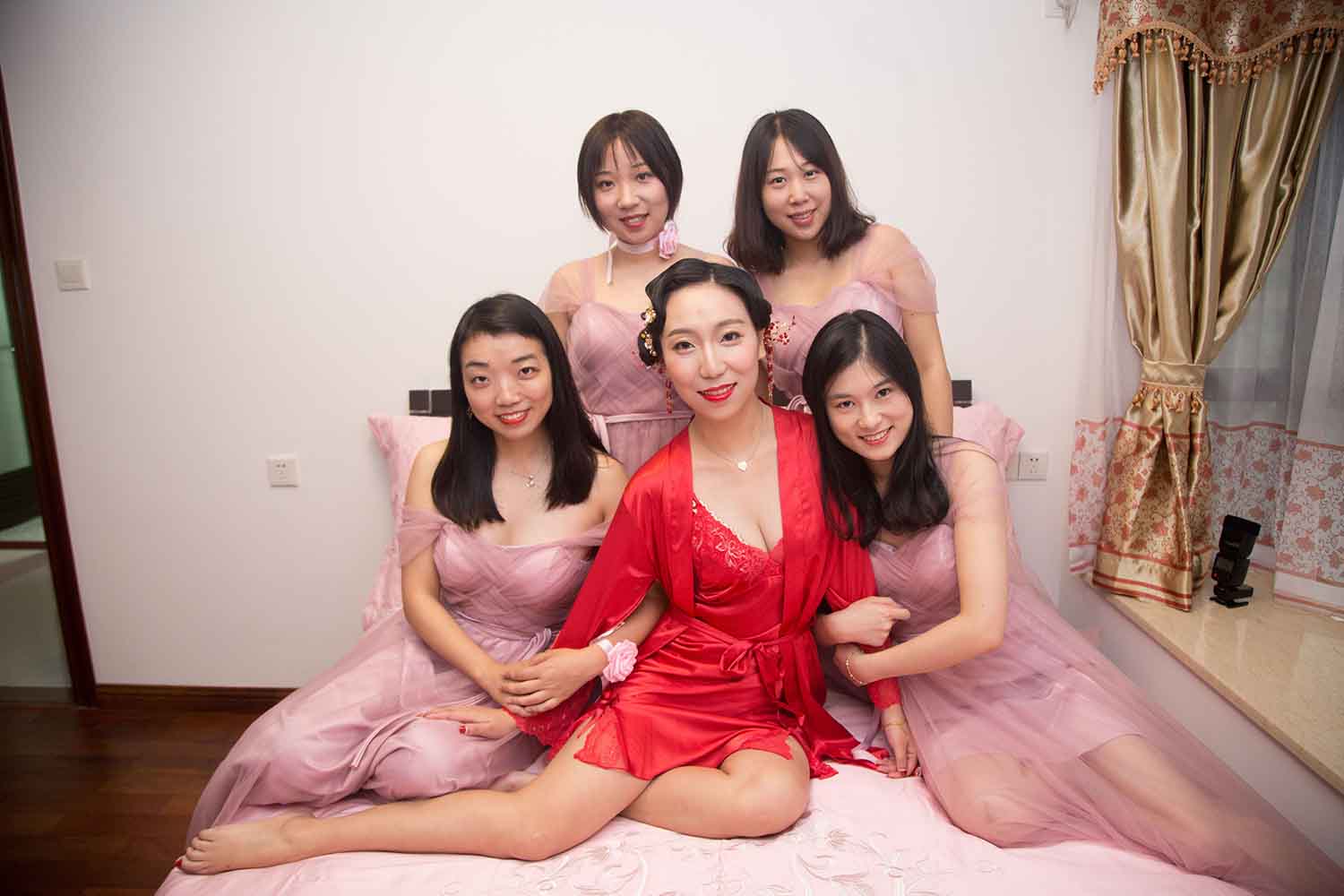 [素人新娘] 床上姿势很性感的新娘婚礼现场实拍写真 H237