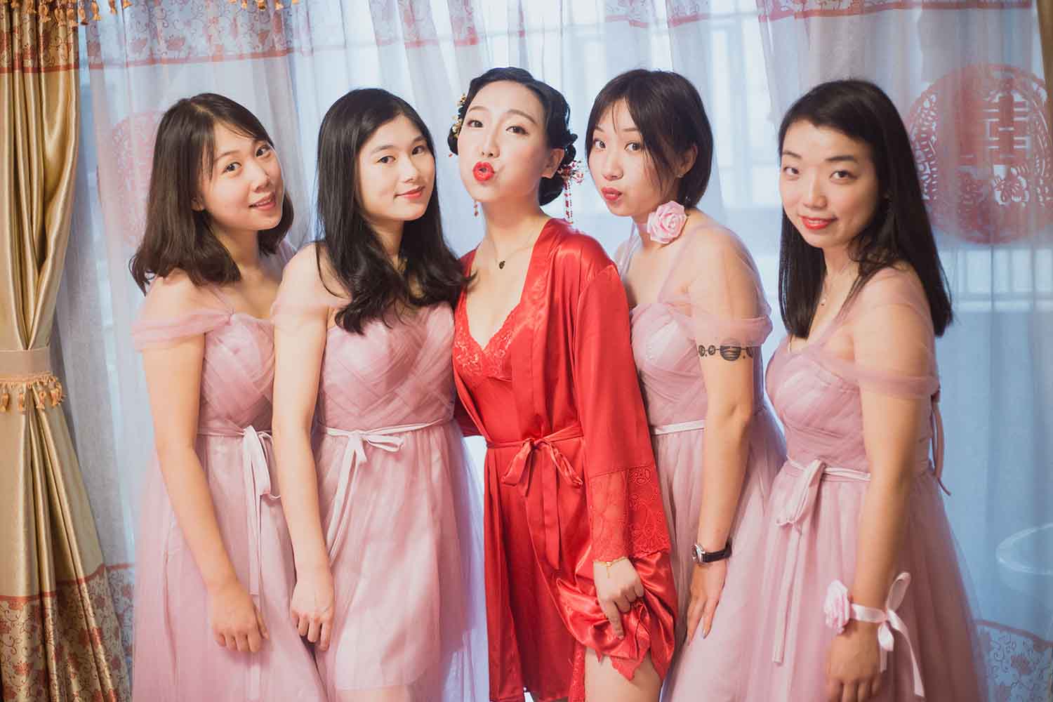 [素人新娘] 床上姿势很性感的新娘婚礼现场实拍写真 H237