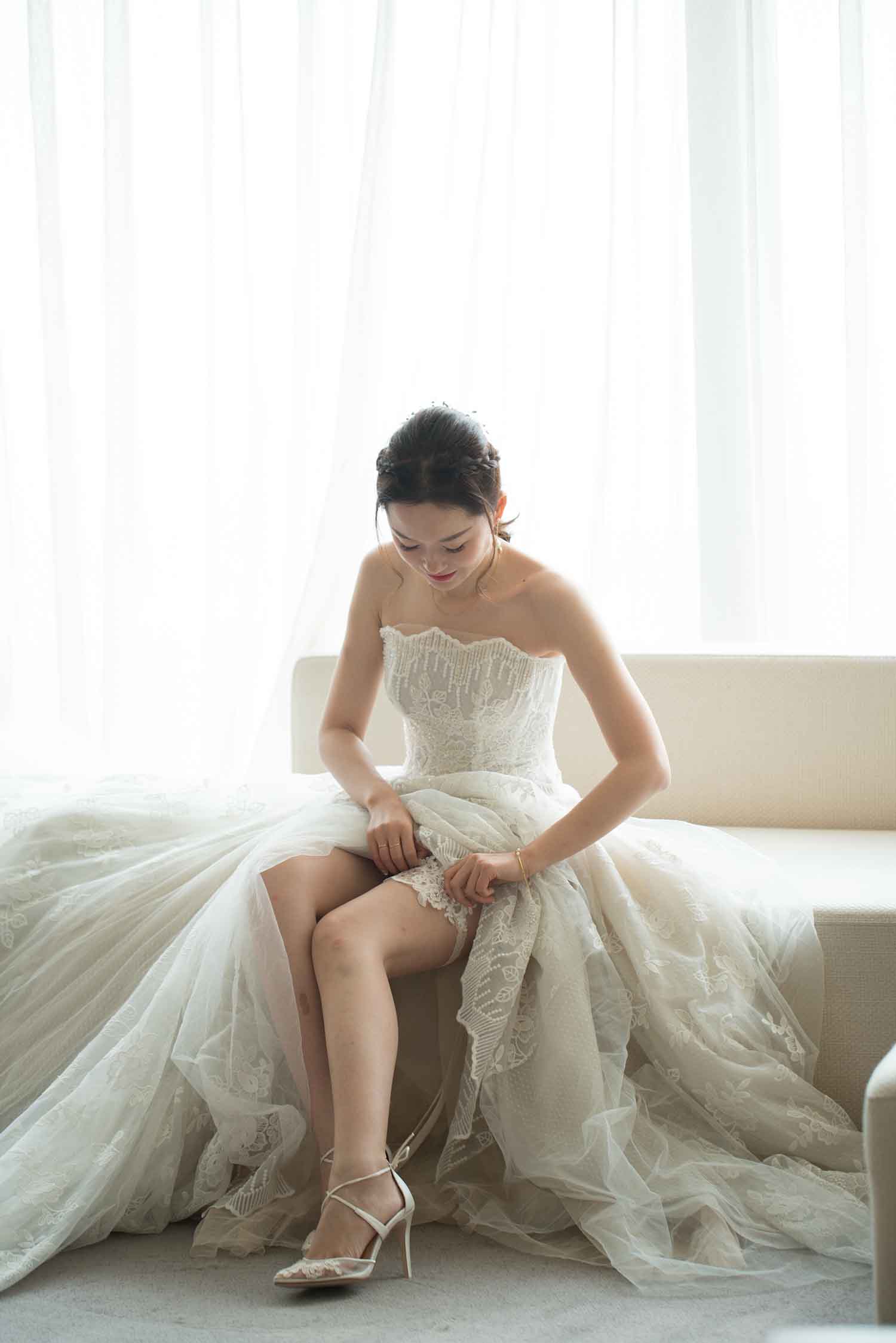 [素人新娘] 皮肤白皙的长腿美女富婆新娘婚礼现场实拍写真 H203